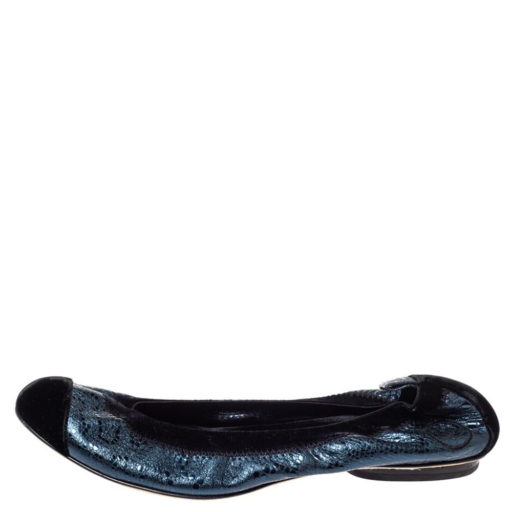 These Chanel ballet flats will be your first choice when you are out for long hours because they provide excellent comfort. They are crafted from metallic blue, textured leather and designed with black velvet trims and cap toes along with the CC