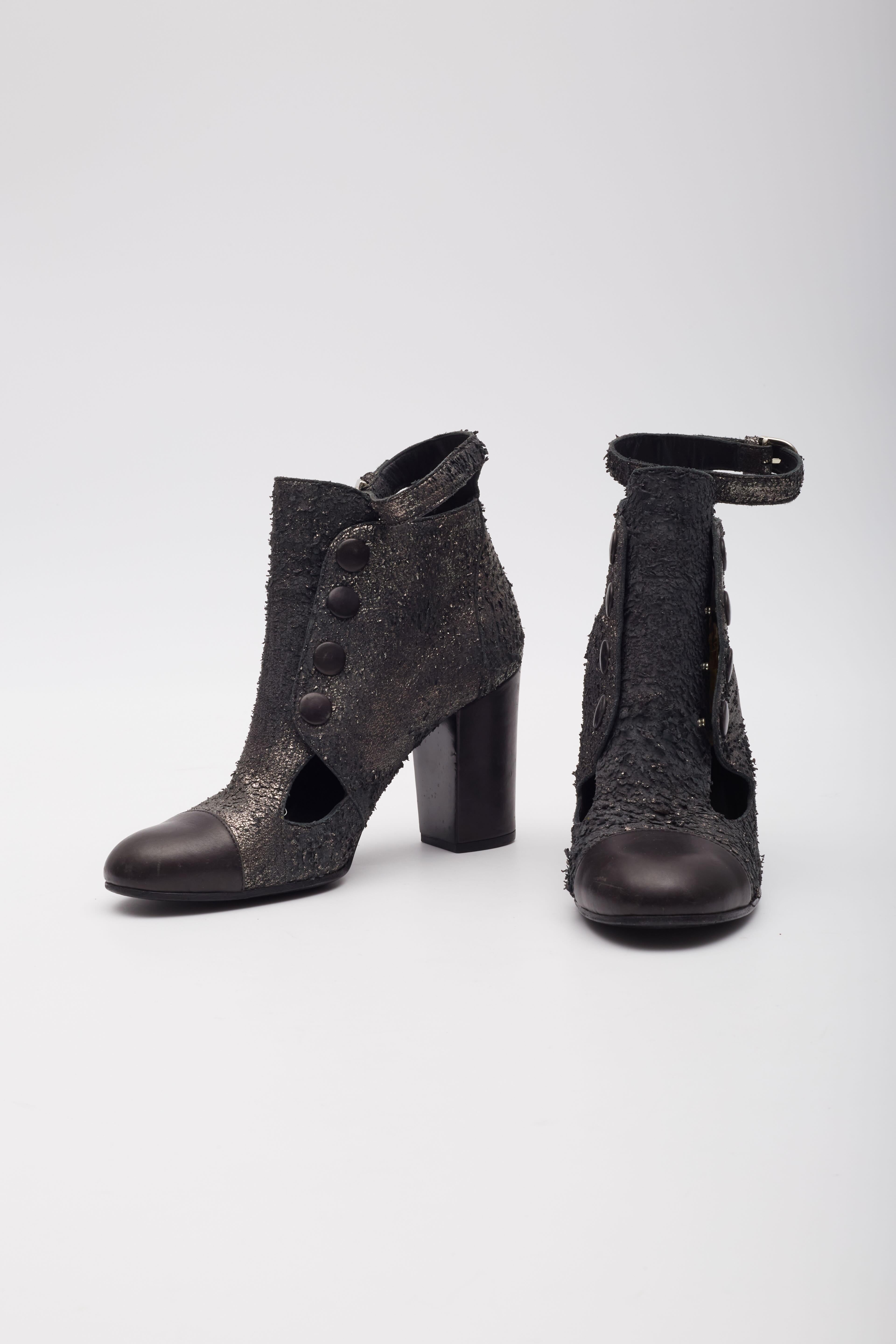 Color: black/silver metallic
Material: textured metallic lambskin with smooth 
Condition: Good. Material is pristine. Light scratches and marks to the undersoles,
Comes with: generic dust bag

Size: EU 40
Heel Height: 82.55 mm / 3.25”

Made in Italy