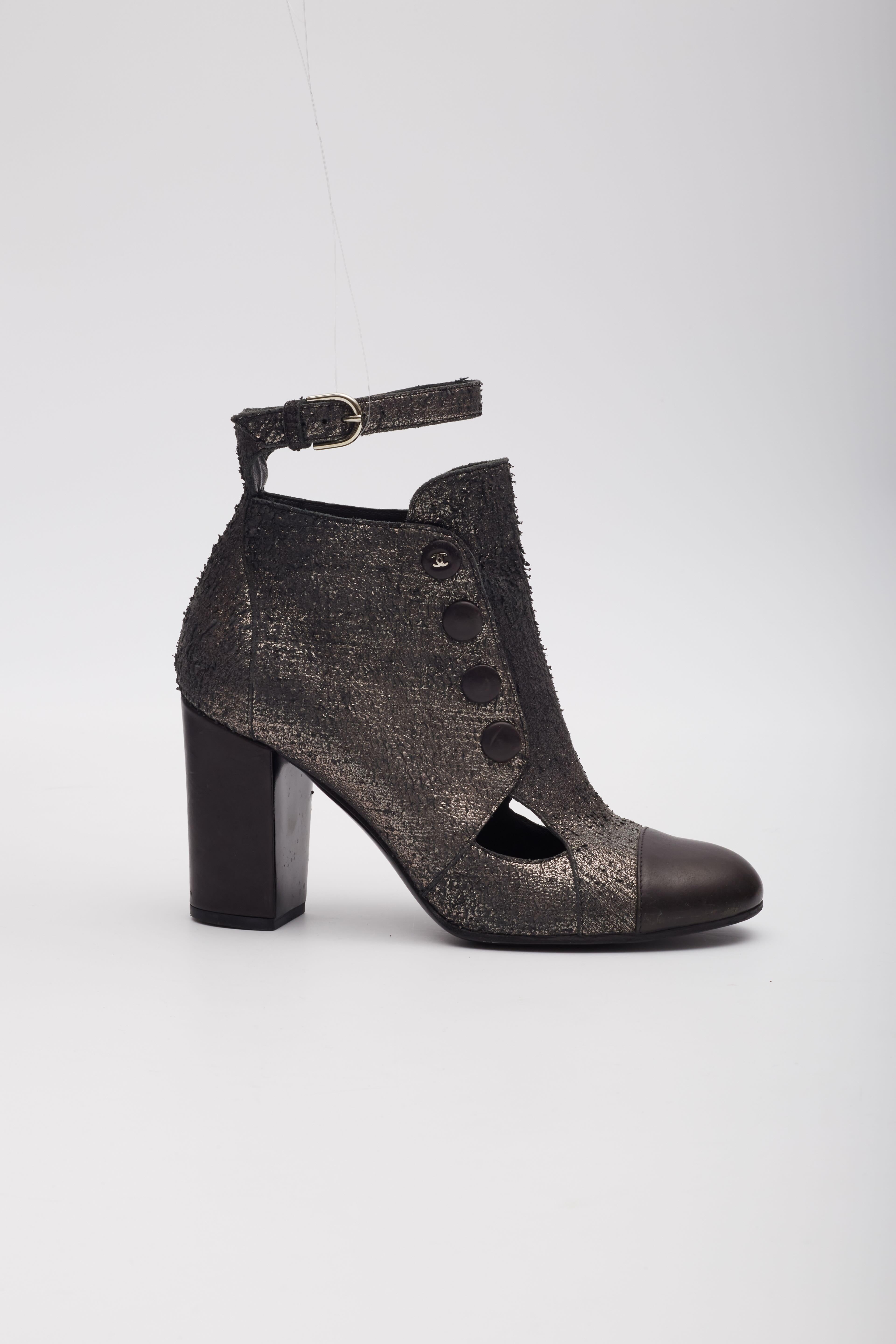 Women's Chanel Textured Metallic Lambskin Silver Ankle Boots (EU 40) For Sale