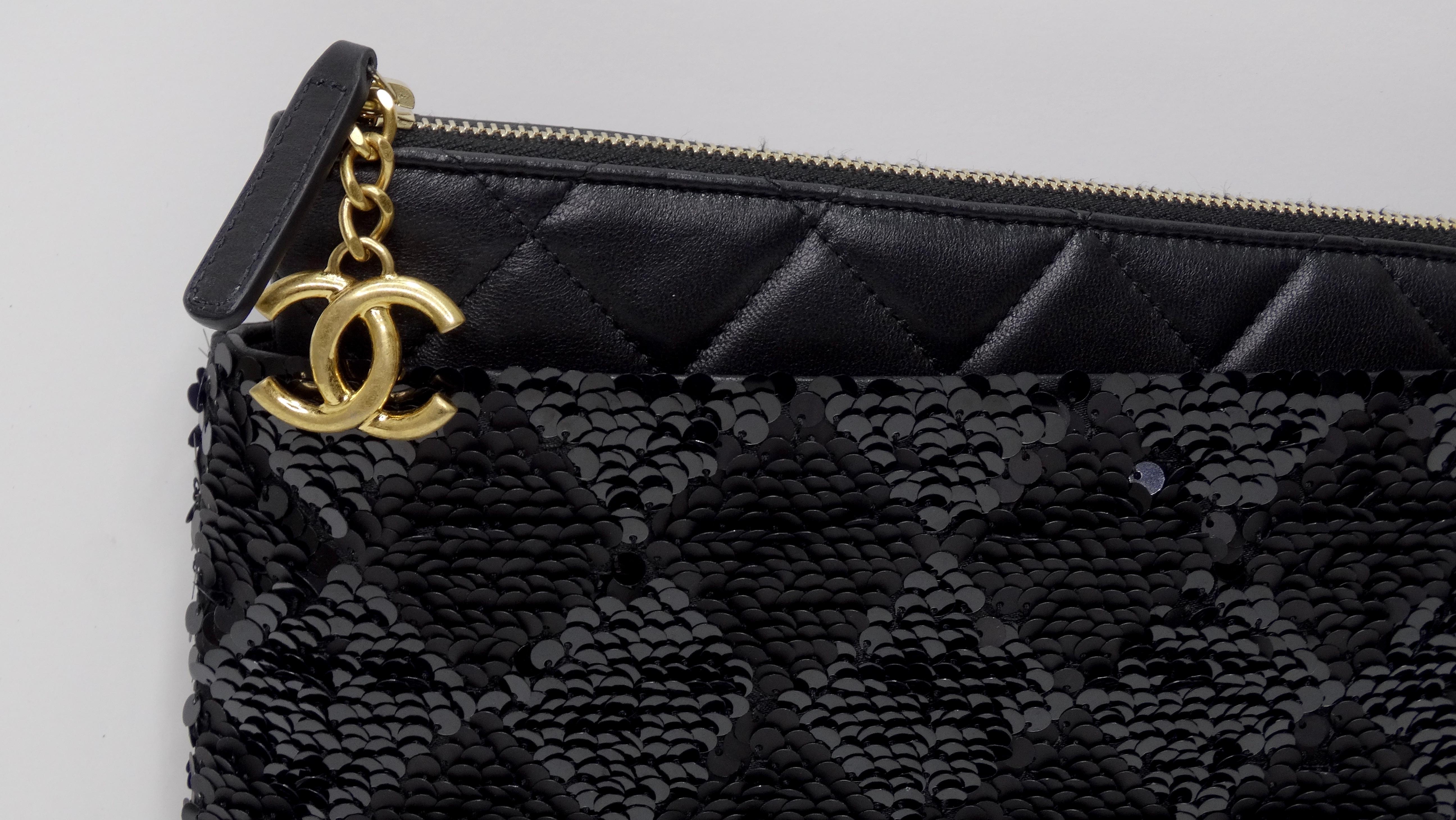 Mettez la main sur la pochette Chanel la plus luxueuse que vous puissiez trouver ! Il s'agit d'une pochette Chanel très texturée avec un cuir matelassé ultra-doux contrastant avec un corps en paillettes extrêmement texturé dans un motif à carreaux.