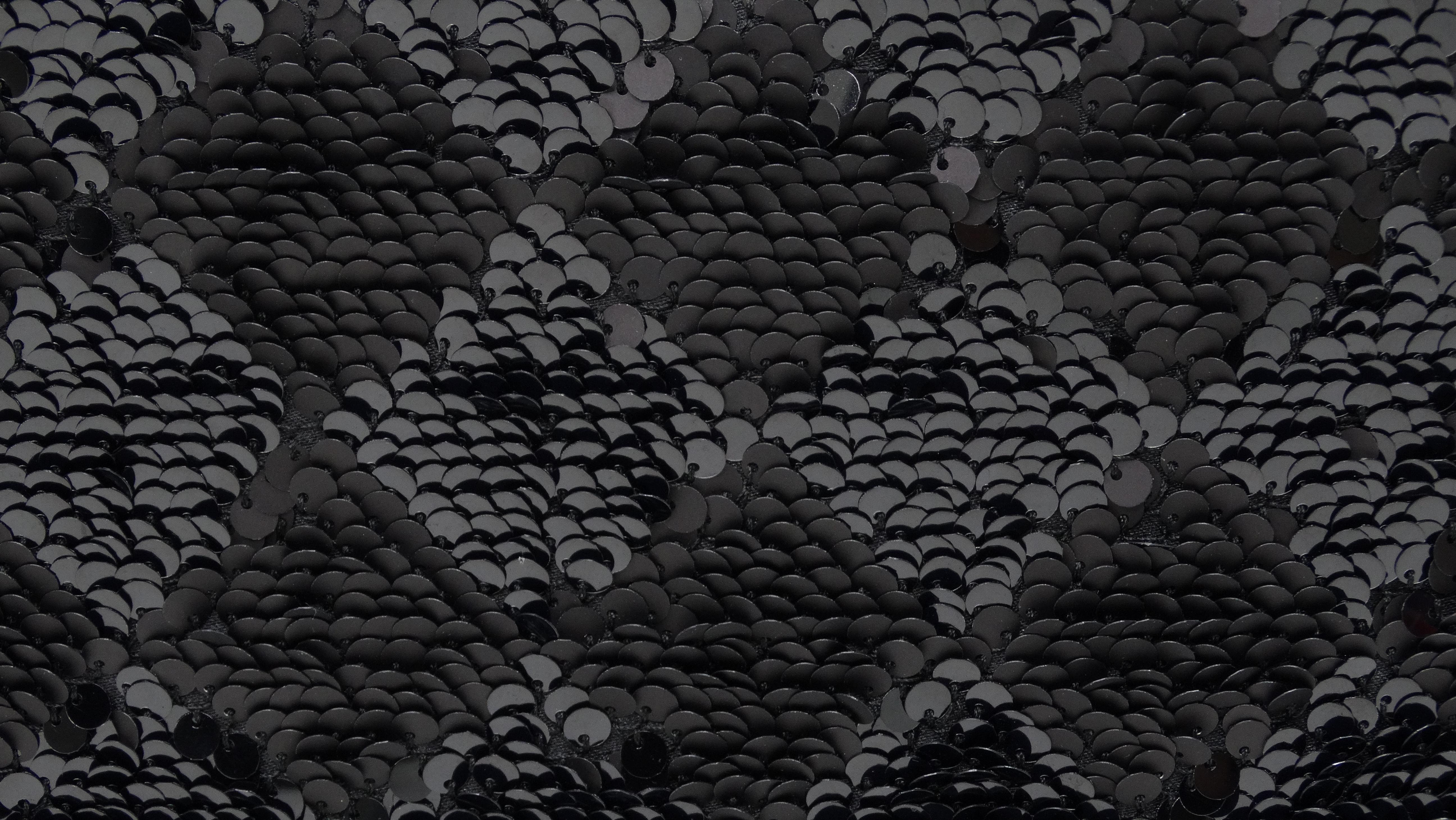 Noir Chanel - Pochette en cuir matelassé et à paillettes texturée en vente