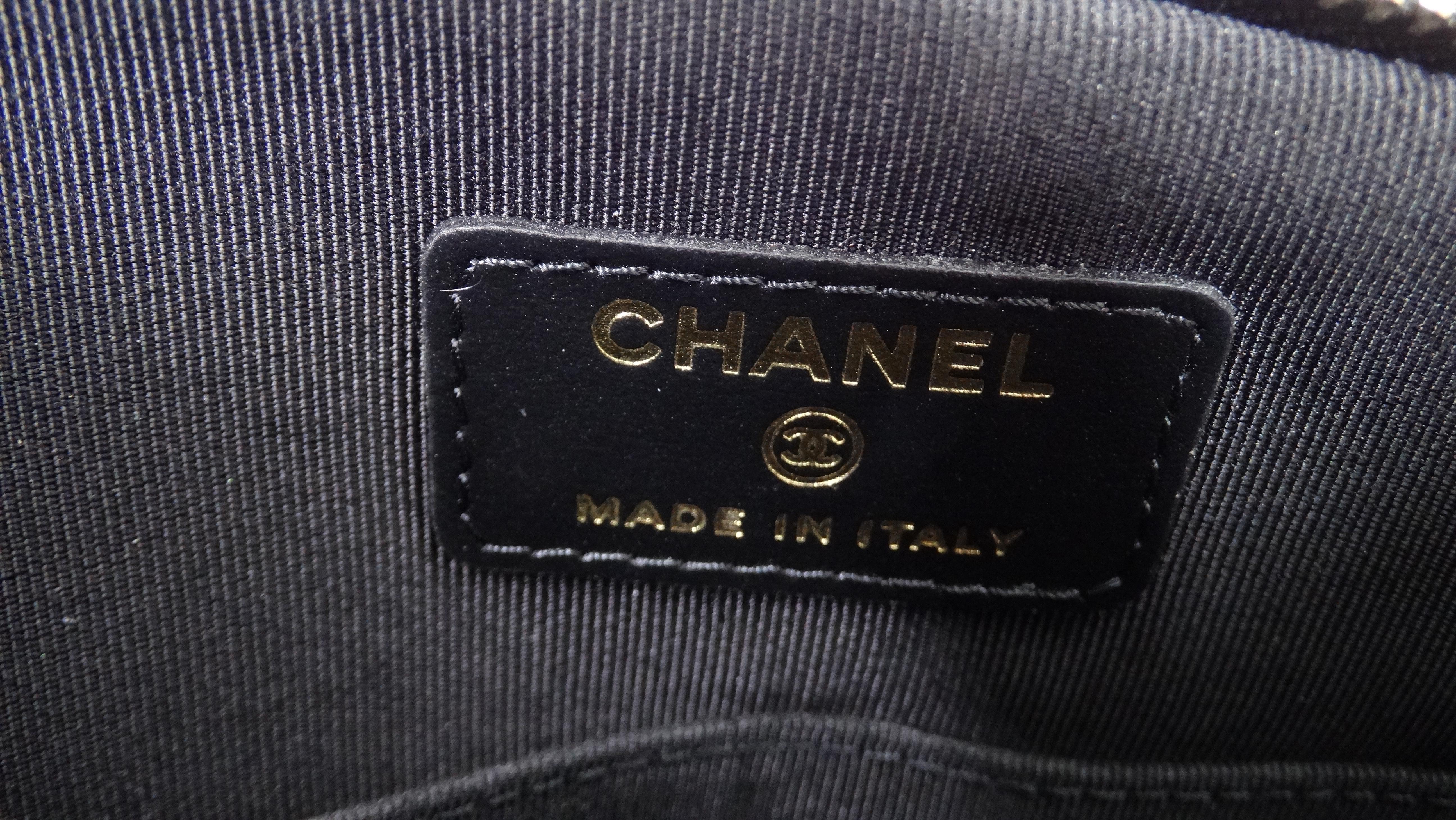 Chanel - Pochette en cuir matelassé et à paillettes texturée en vente 1