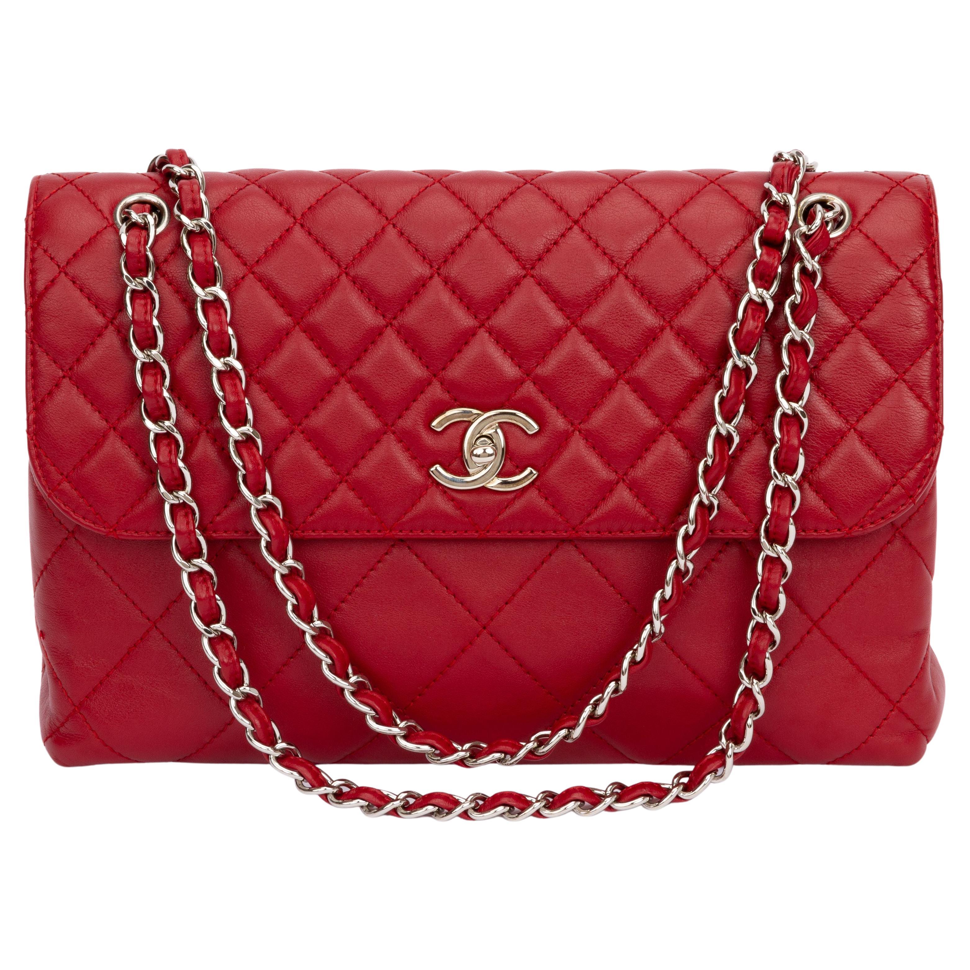  Chanel, Pre-Loved Black Calfskin Logo Enchained Flap Medium,  Black : Luxury Stores