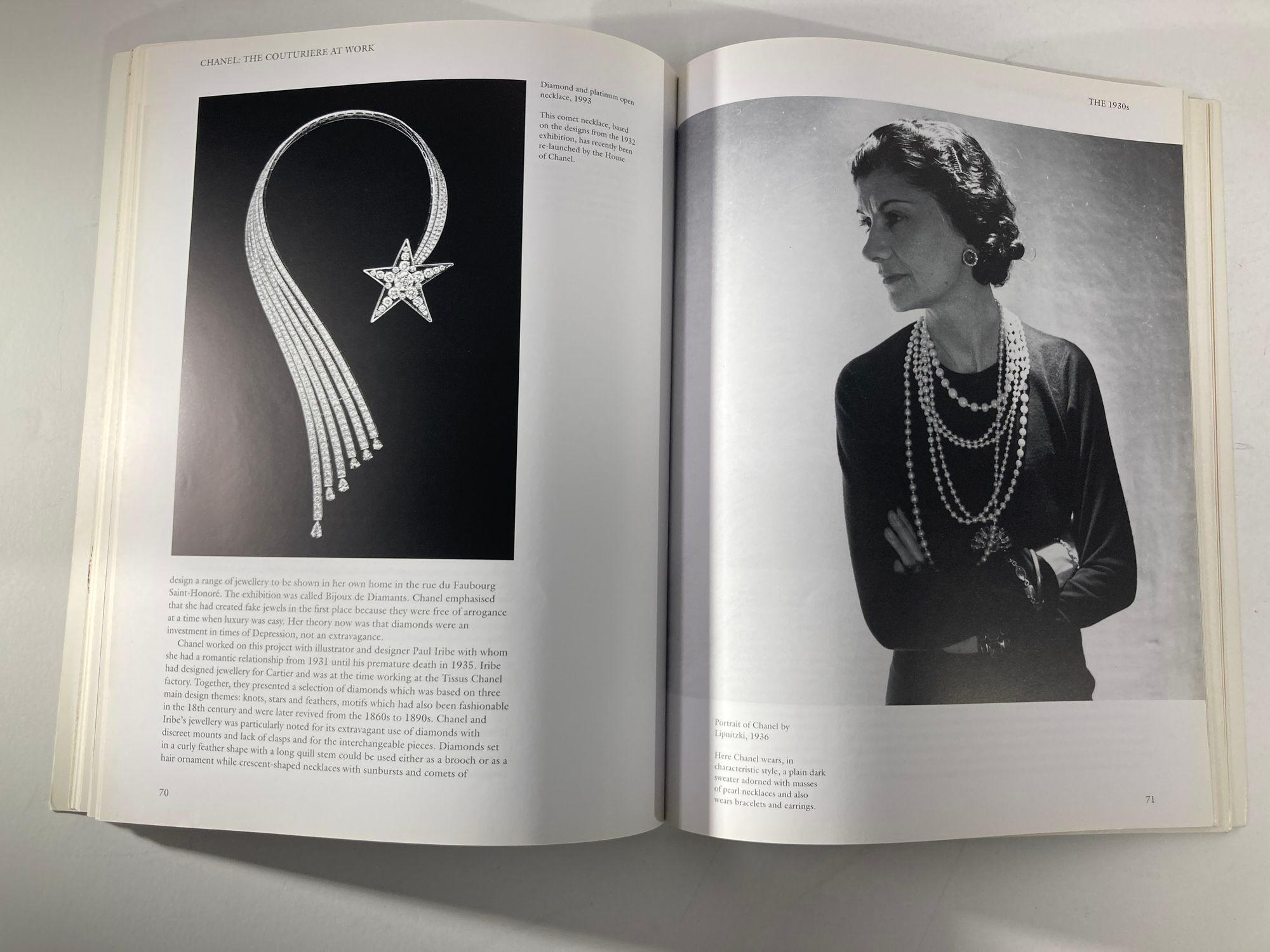 Chanel: The Couturiere at Work Book 1996 1st US Ed. by Amy De la Haye For Sale 3