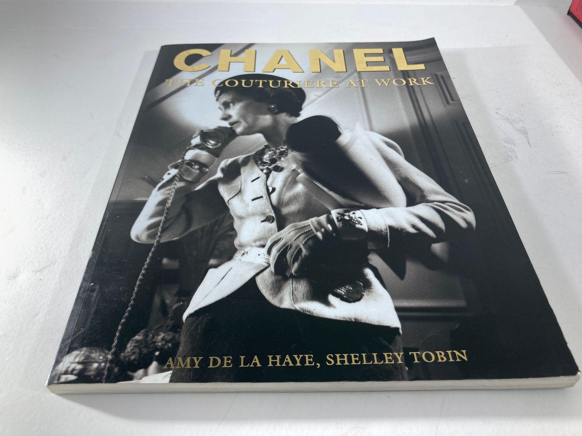 French Chanel: The Couturiere at Work Book 1996 1st US Ed. by Amy De la Haye For Sale