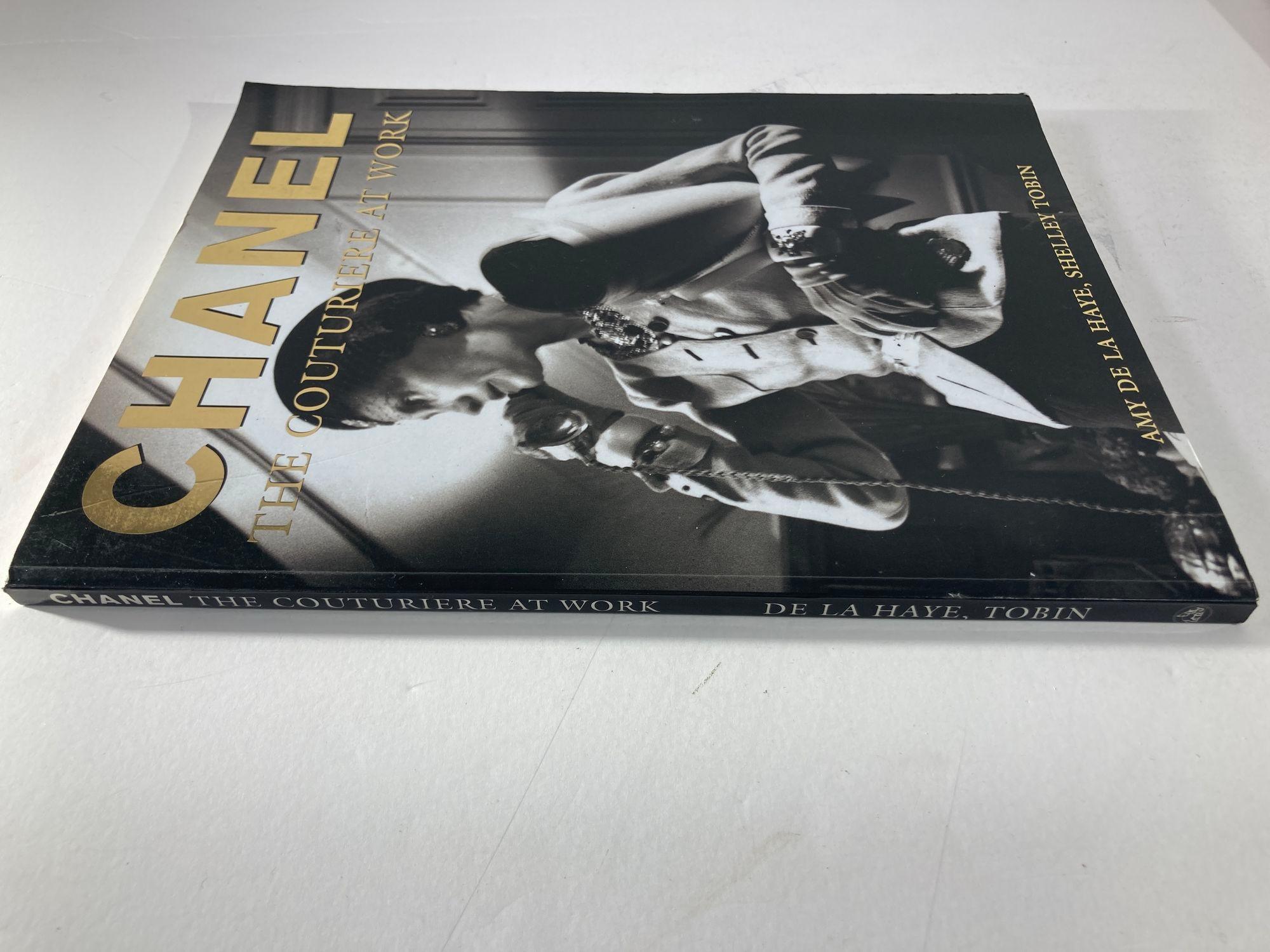 Chanel: The Couturiere at Work Book 1996 1st US Ed. by Amy De la Haye In Good Condition For Sale In North Hollywood, CA