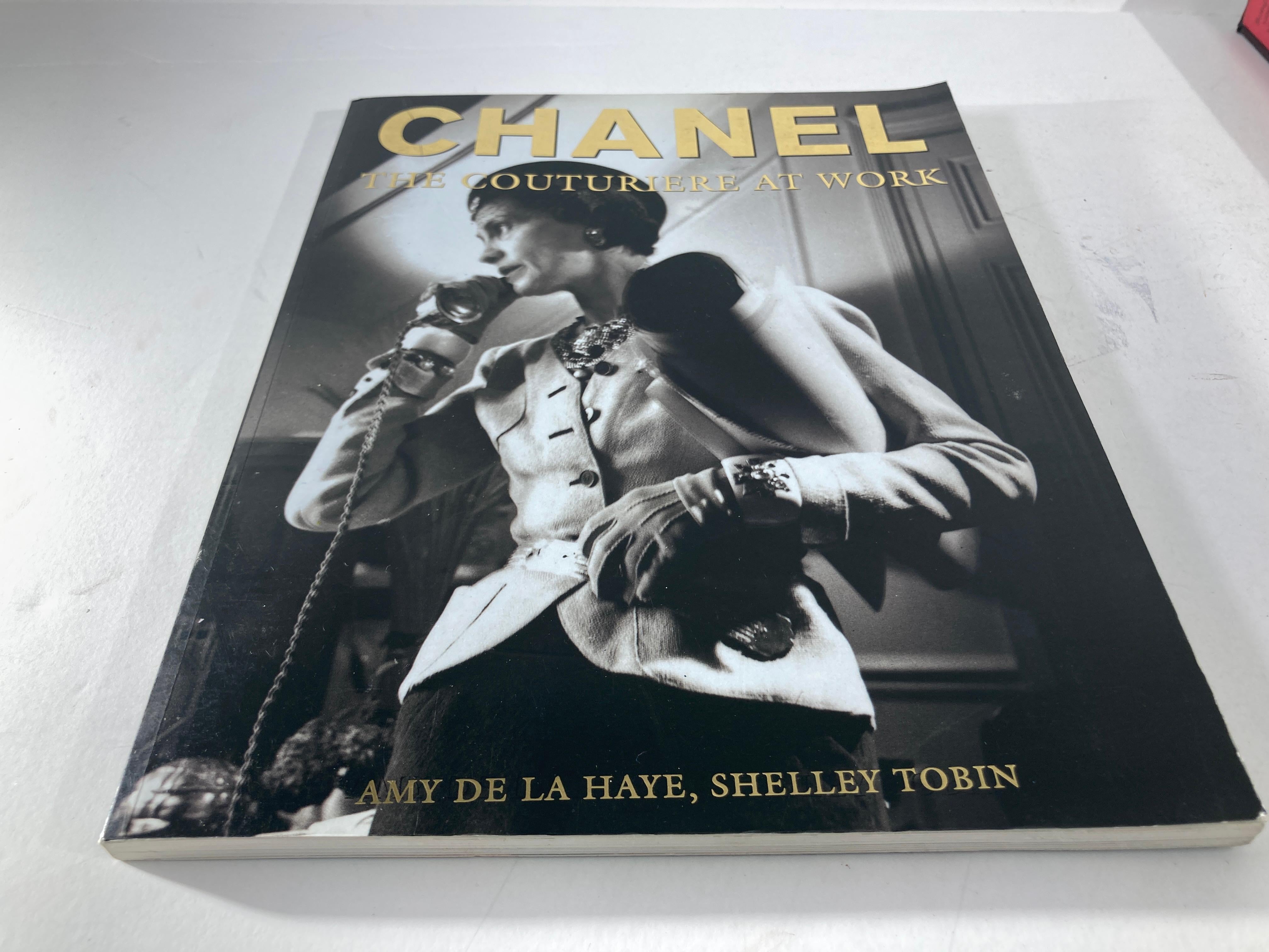 Chanel: The Couturiere at Work Book 1996 1st US Ed. by Amy De la Haye In Good Condition For Sale In North Hollywood, CA