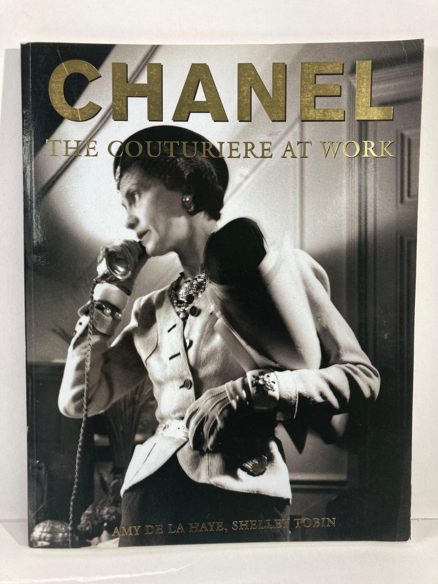 Chanel: The Couturiere at Work Book 1996 1st US Ed. by Amy De la Haye In Good Condition For Sale In North Hollywood, CA