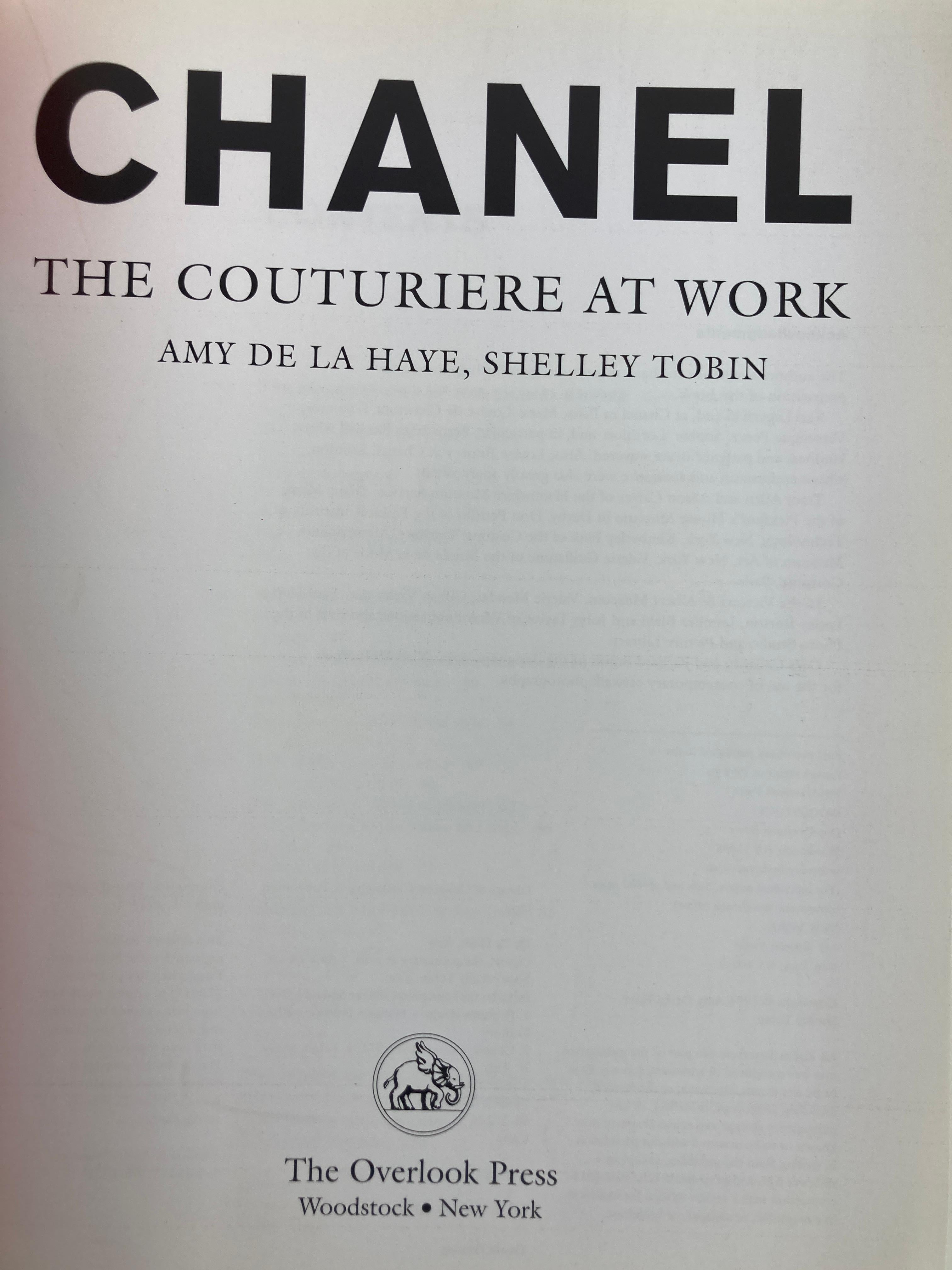 Chanel: The Couturiere at Work Book 1996 1st US Ed. by Amy De la Haye For Sale 2