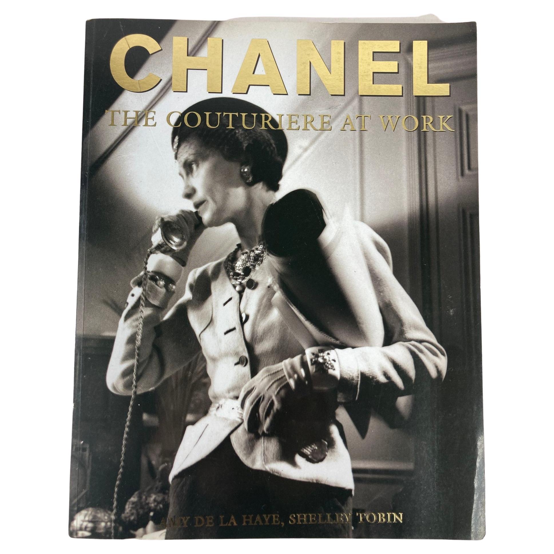 Chanel: The Couturiere at Work Book 1996 1st US Ed. by Amy De la Haye For Sale