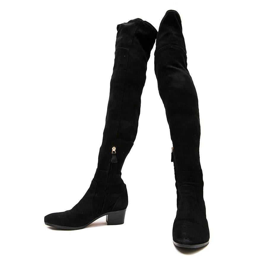 Chanel thigh boots in black suede calfskin. Size 38.5. Zip closure at the bottom inside.

Elastic material like a pantyhose. In very good condition. Very slight wear mark on the back of the heel. There are new soles.

Dimensions : Heel height 4.5