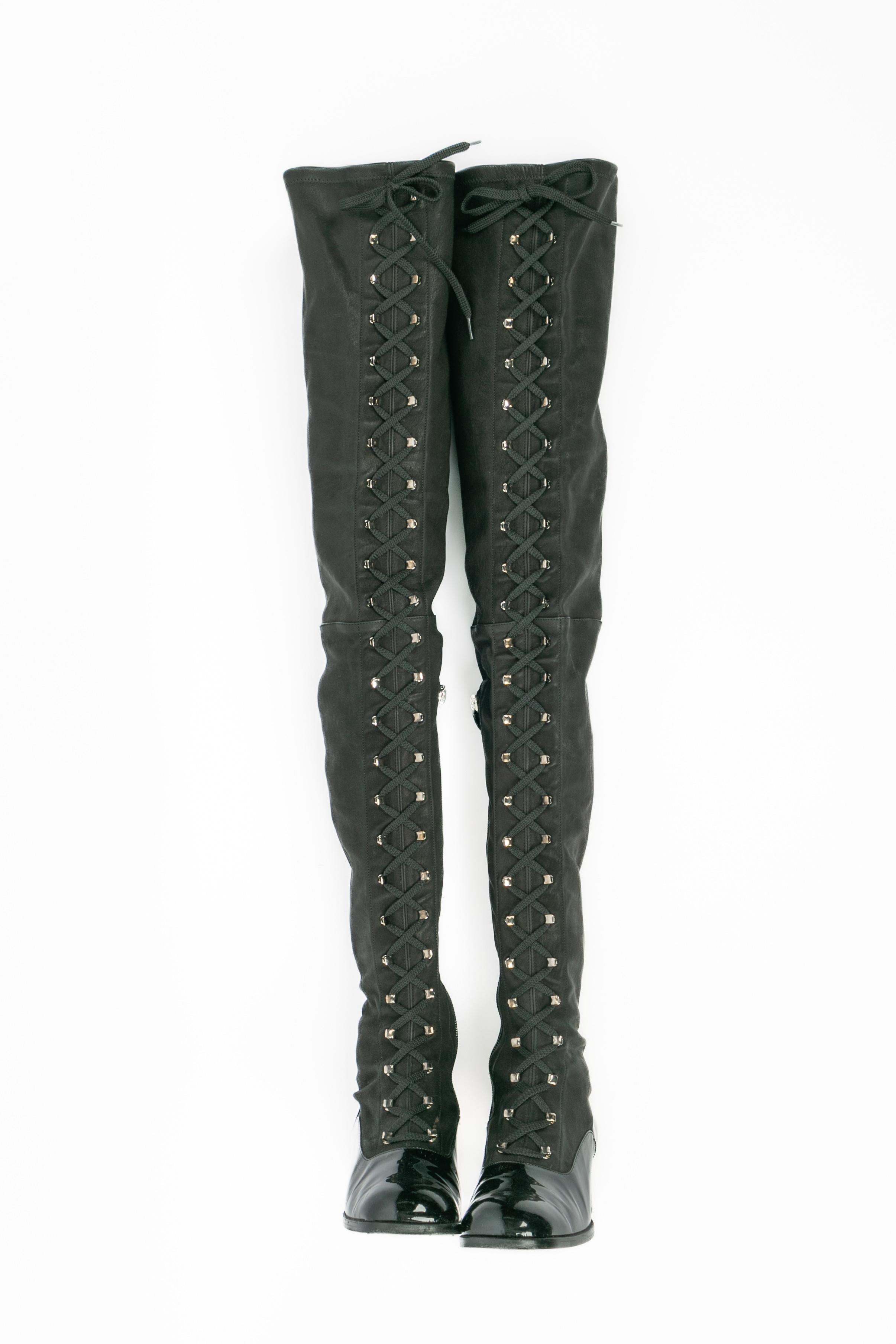 CHANEL - (Made in Italy) Black leather thigh high boots with black patent leather. Size 37,5FR indicated.

Condition:
Very good condition

Dimensions:
Length: 74 cm - Heel height: 5 cm

SKU:CH42


