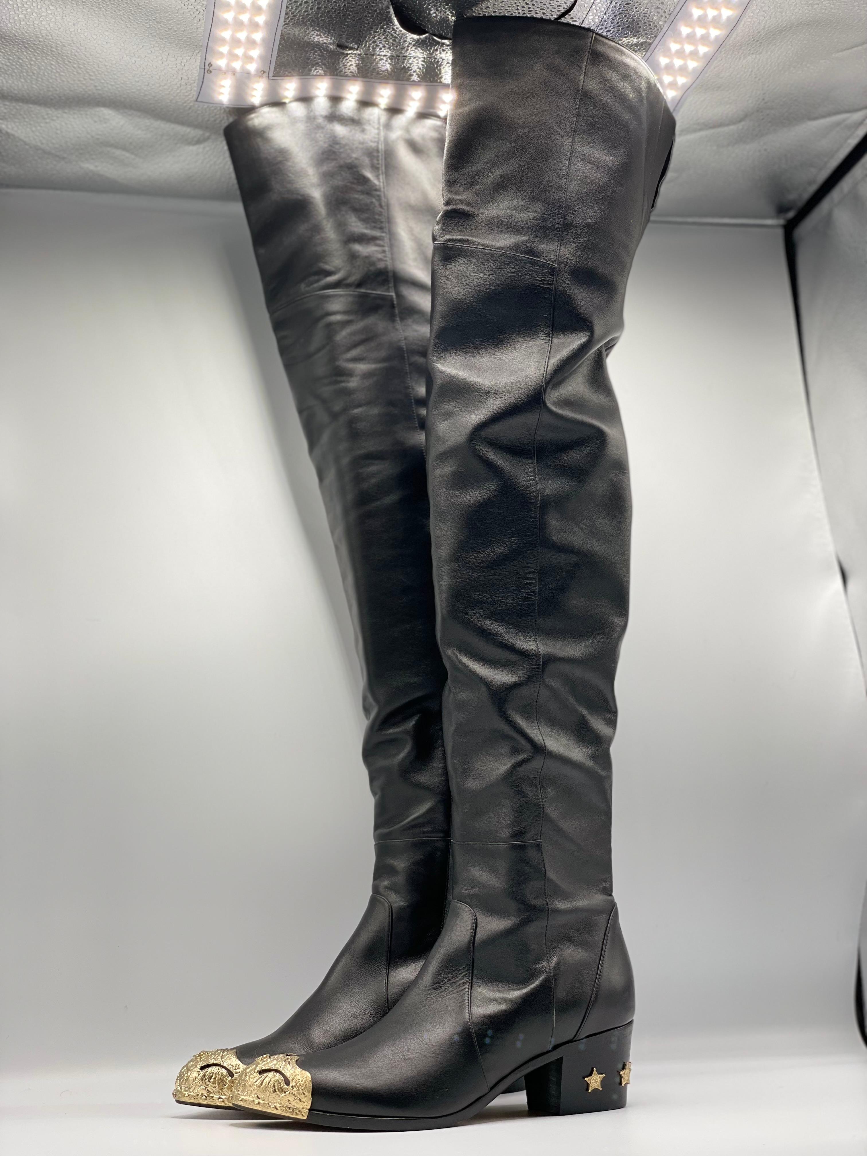 Chanel Oberschenkelhohe Stiefel Paris-Dallas Größe 40 im Angebot 5