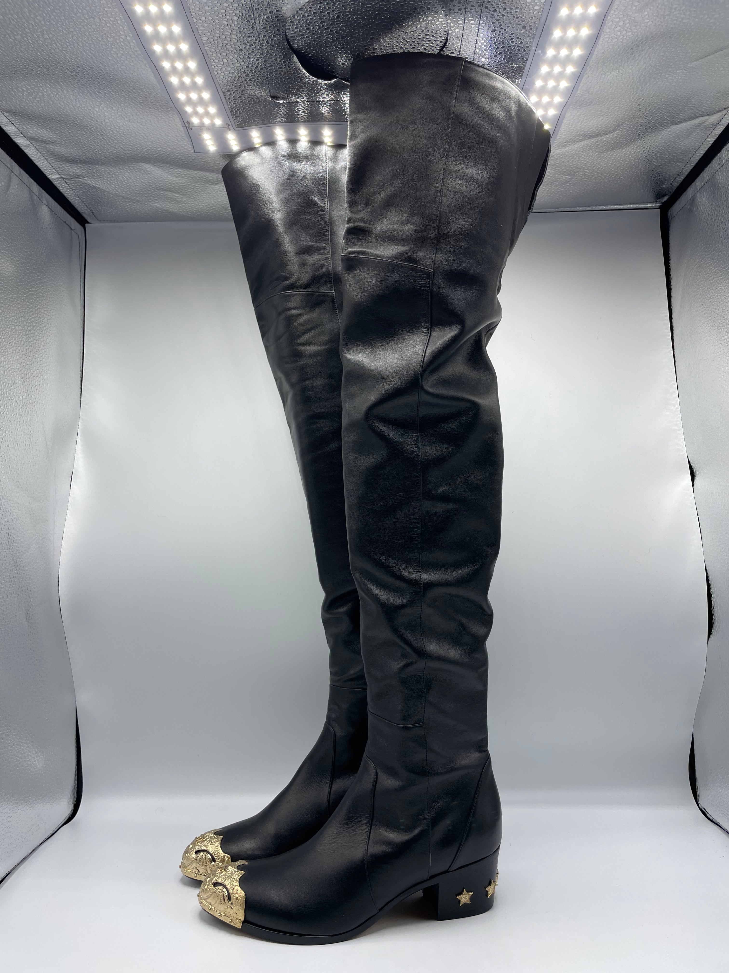 Chanel Oberschenkel Stiefel Größe 40. Diese schwarzen Chanel-Stiefel aus Leder mit Goldbeschlägen sind zeitlos und in ausgezeichnetem Zustand. Die Sohle wurde noch nie benutzt und ist in einem fantastischen Zustand.Paris-Dallas Collection'S