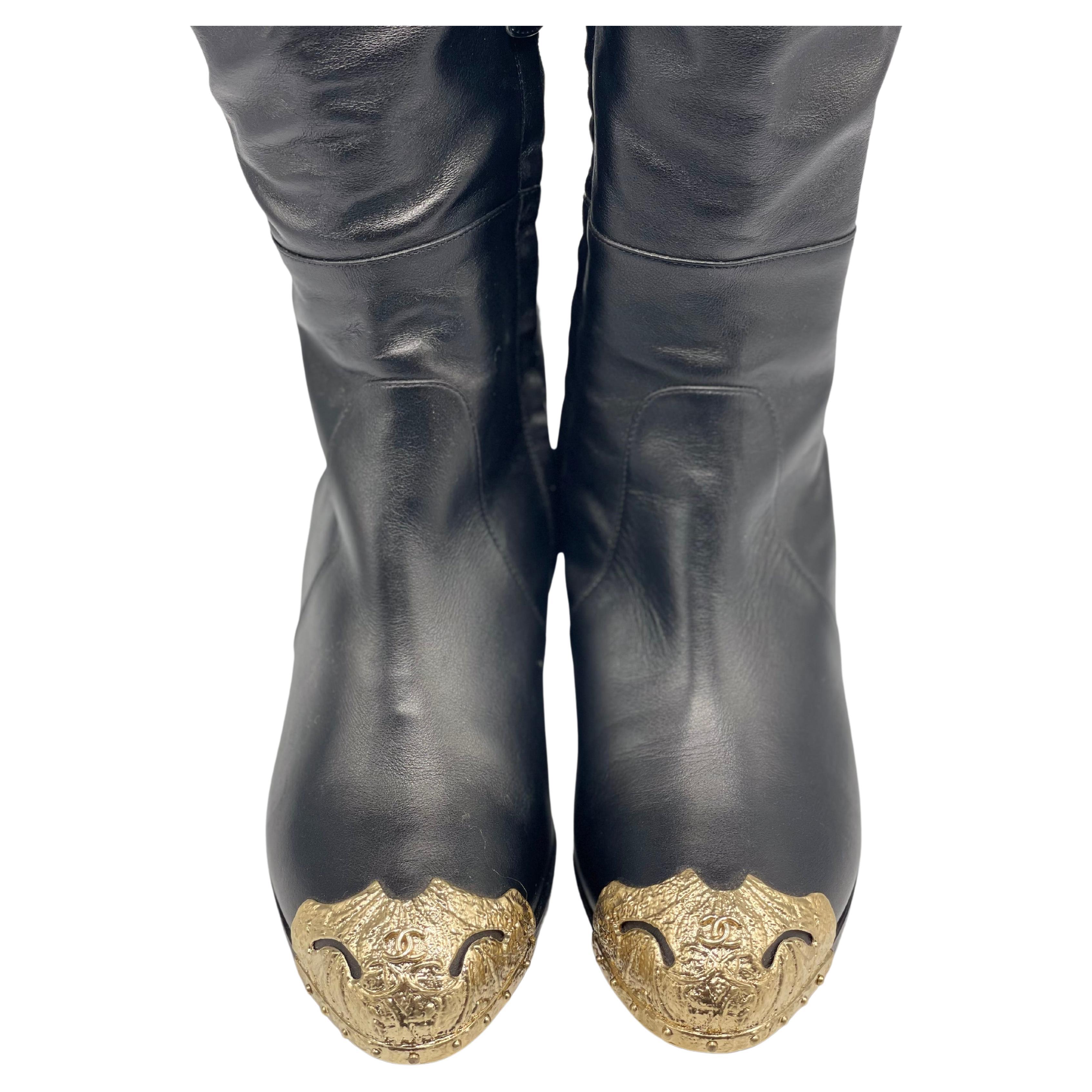 Chanel Oberschenkelhohe Stiefel Paris-Dallas Größe 40 im Zustand „Gut“ im Angebot in Palm Beach, FL