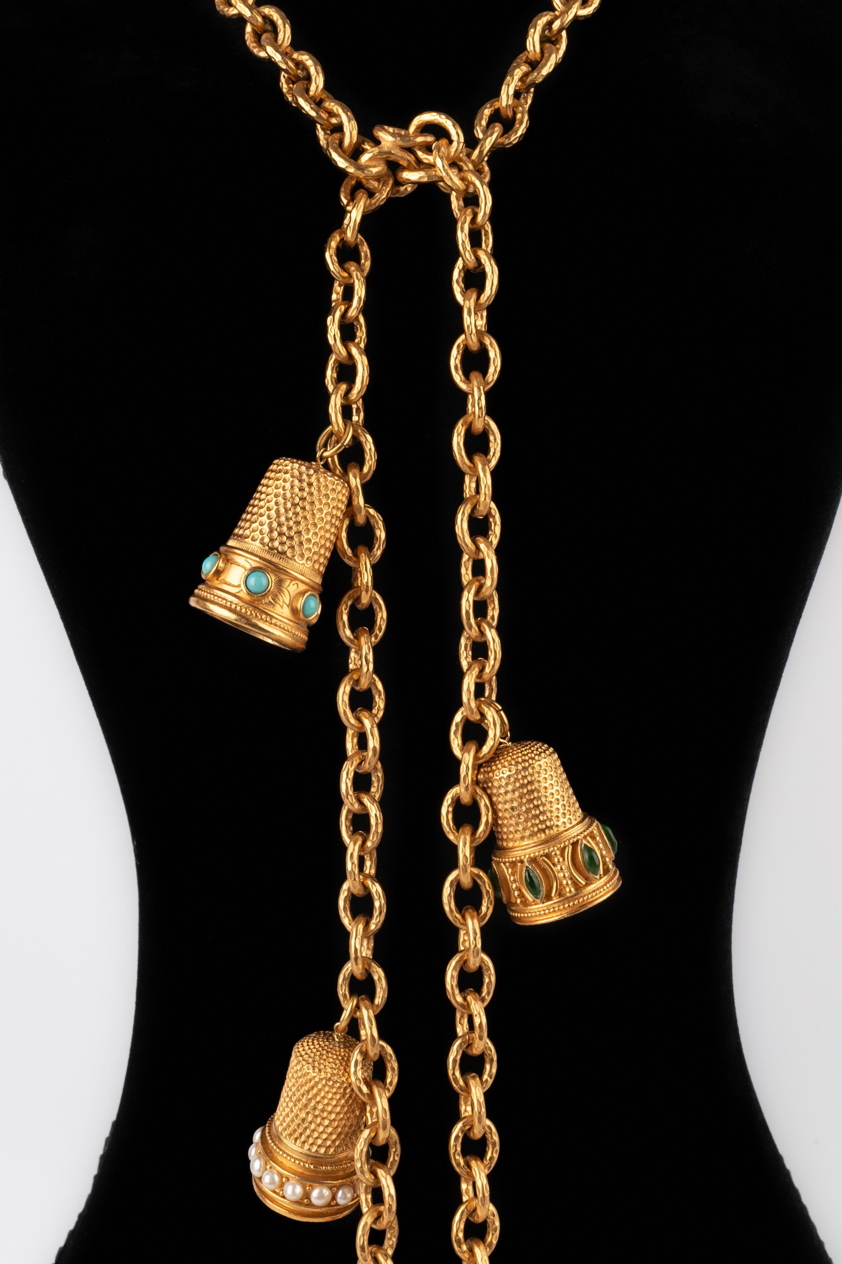 CHANEL - (Made in France) Outstanding golden metal necklace decorated with thimbles ornamented with glass paste cabochons. 1992 Fall-Winter Haute Couture collection jewelry .

Condition:
Very good condition

Dimensions:
Length: 68