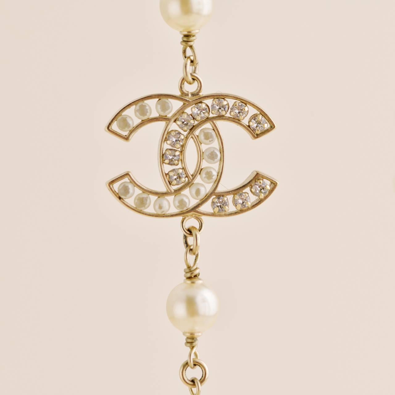 Chanel Halskette mit drei CC-Logos und Perlen Sautoir (Ungeschliffen)