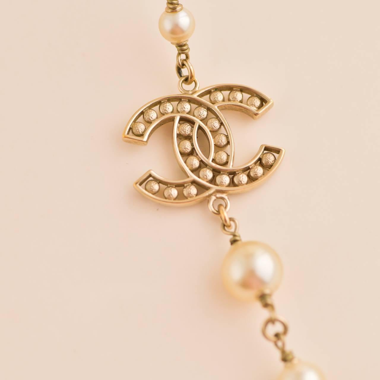 Chanel Halskette mit drei CC-Logos und Perlen Sautoir im Zustand „Hervorragend“ in Banbury, GB