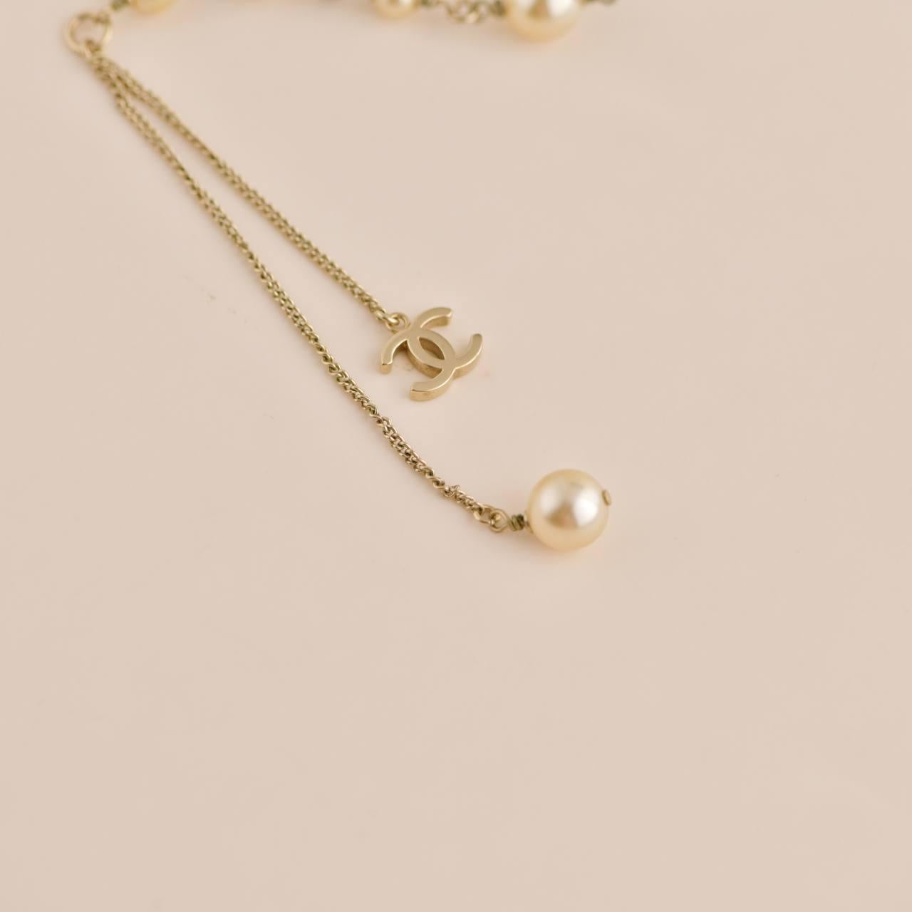Chanel Halskette mit drei CC-Logos und Perlen Sautoir 2