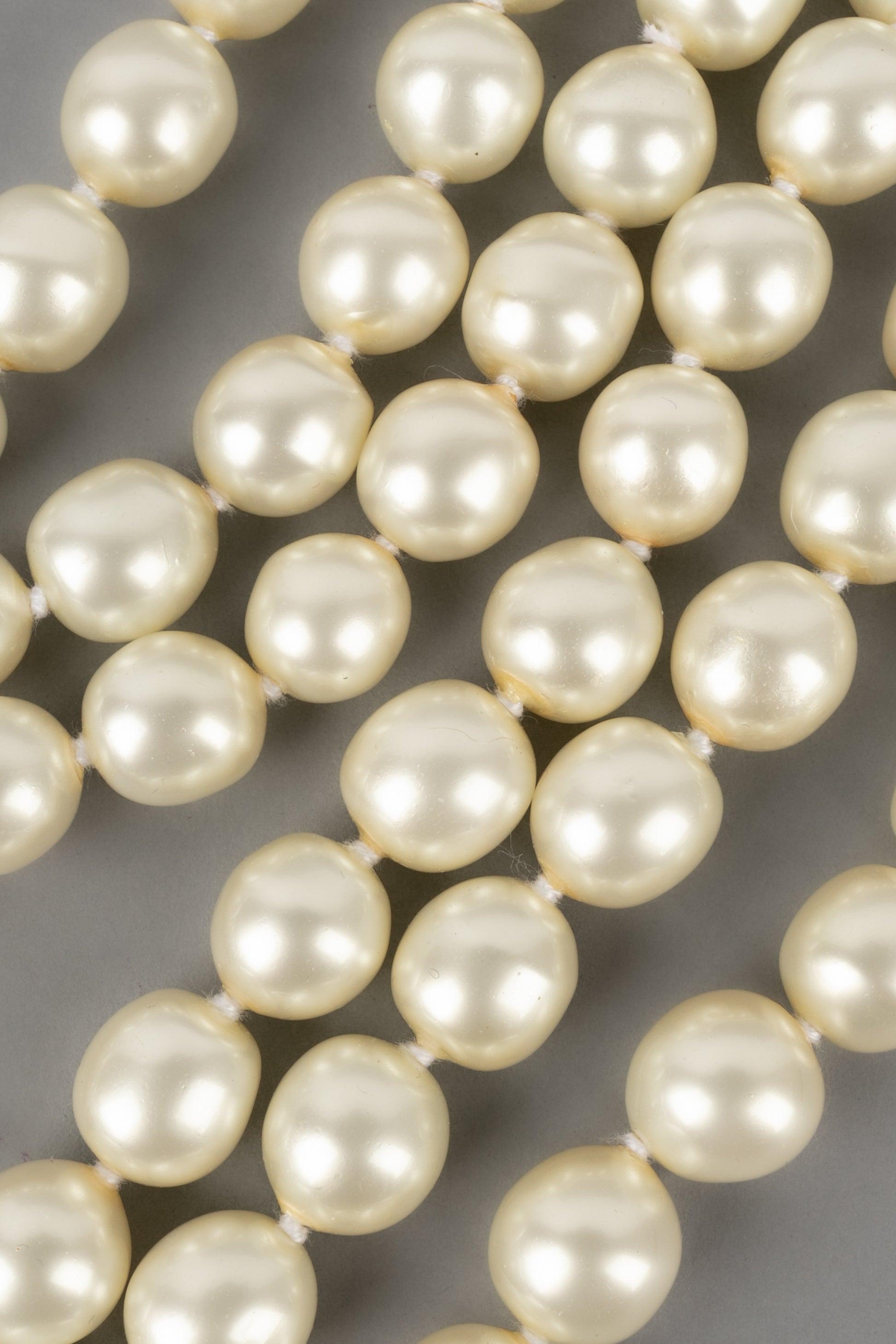 Chanel - (Made in France) Three-row necklace with costume pearls assembled with knotw. Jewelry from the 1990s.

Additional Information:
Condition: Very good condition
Dimensions: Length of the shorter row: 42 cm
Period: 20th Century

Seller