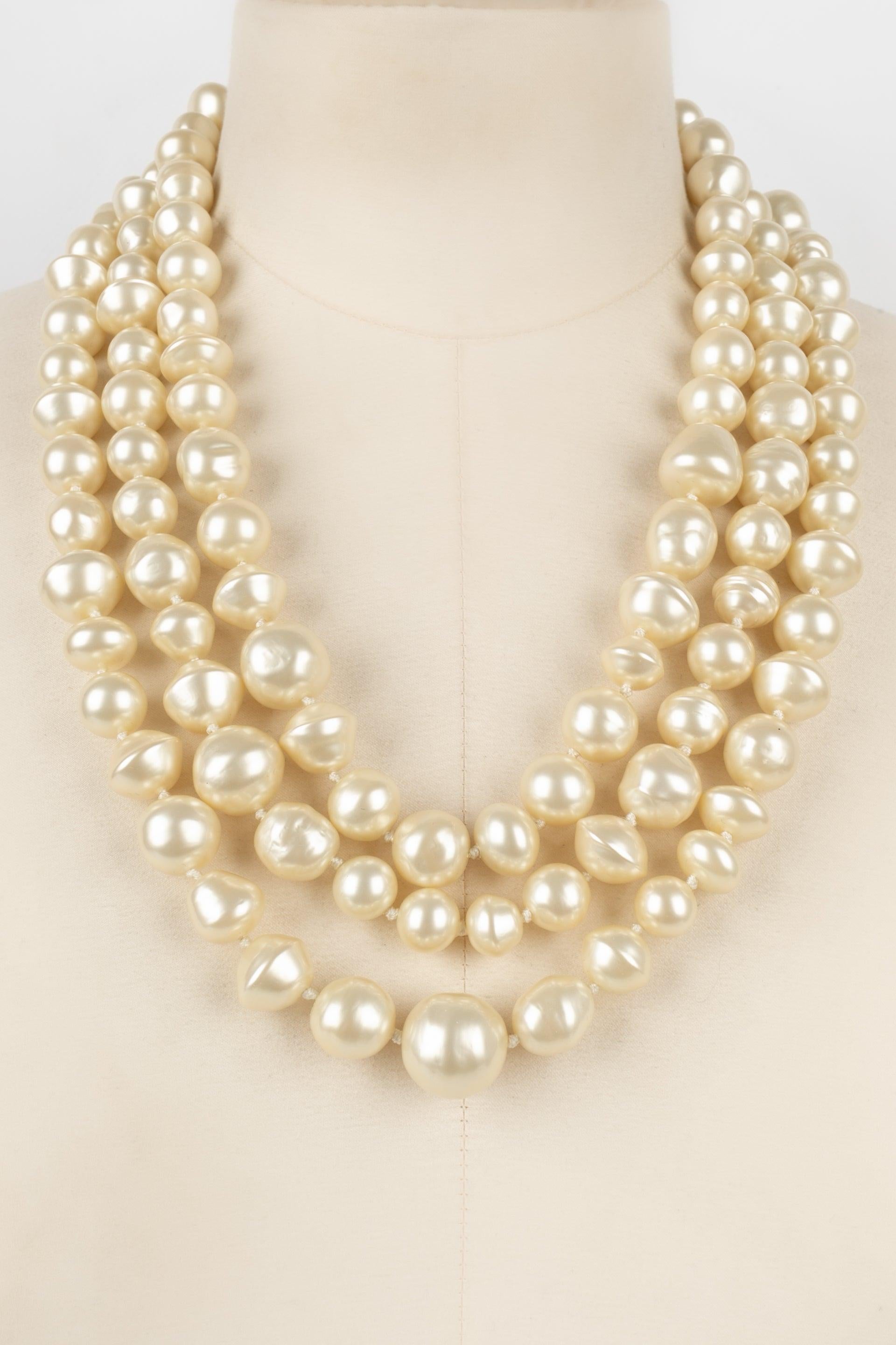 Chanel - (Made in France) Three-row necklace with costume pearls assembled with knots.

Additional information:
Condition: Very good condition
Dimensions: Length of the shorter row: from 54 cm to 60 cm

Seller Reference: CB238