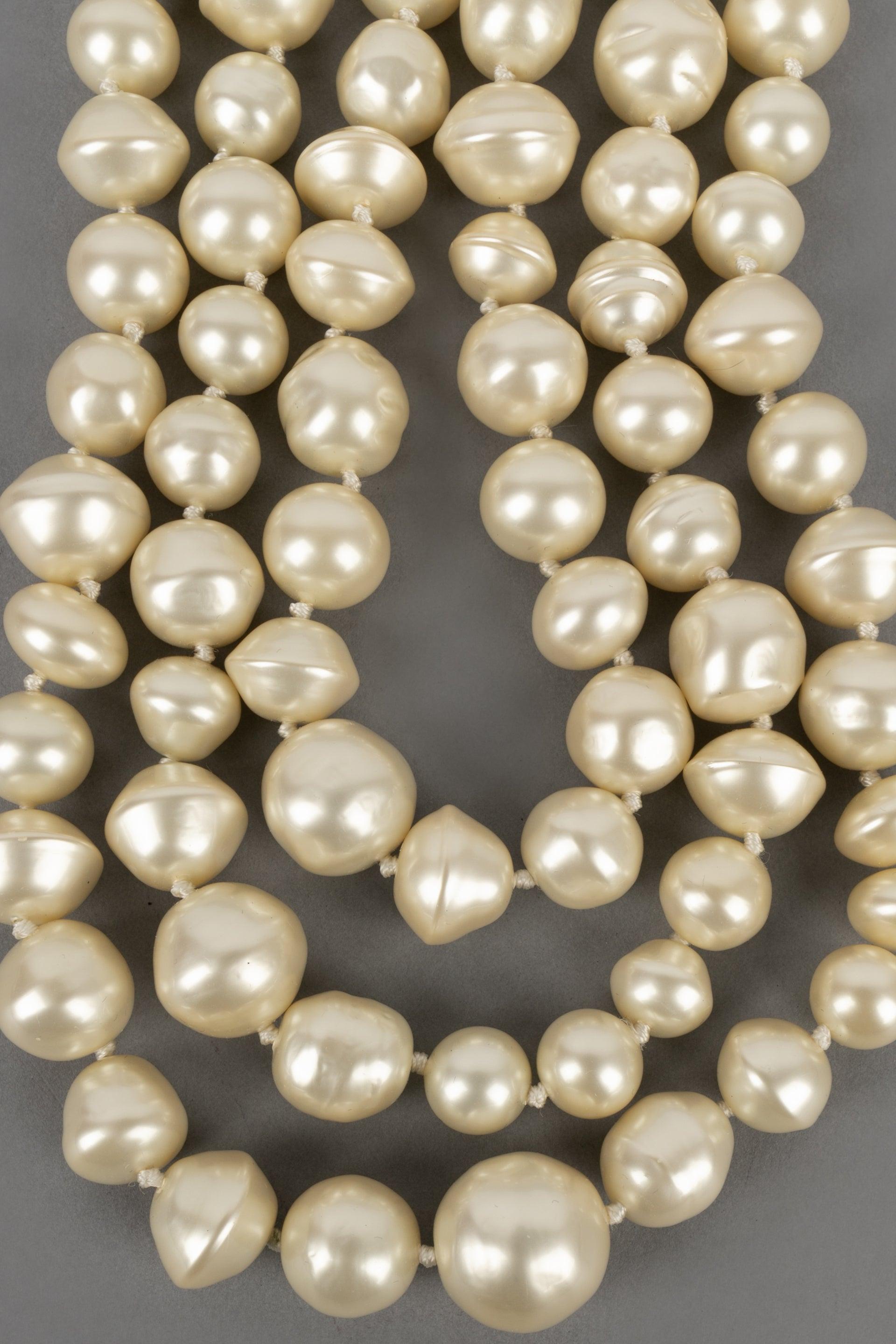 Chanel Dreireihige Halskette mit Kostümperlen im Zustand „Hervorragend“ im Angebot in SAINT-OUEN-SUR-SEINE, FR