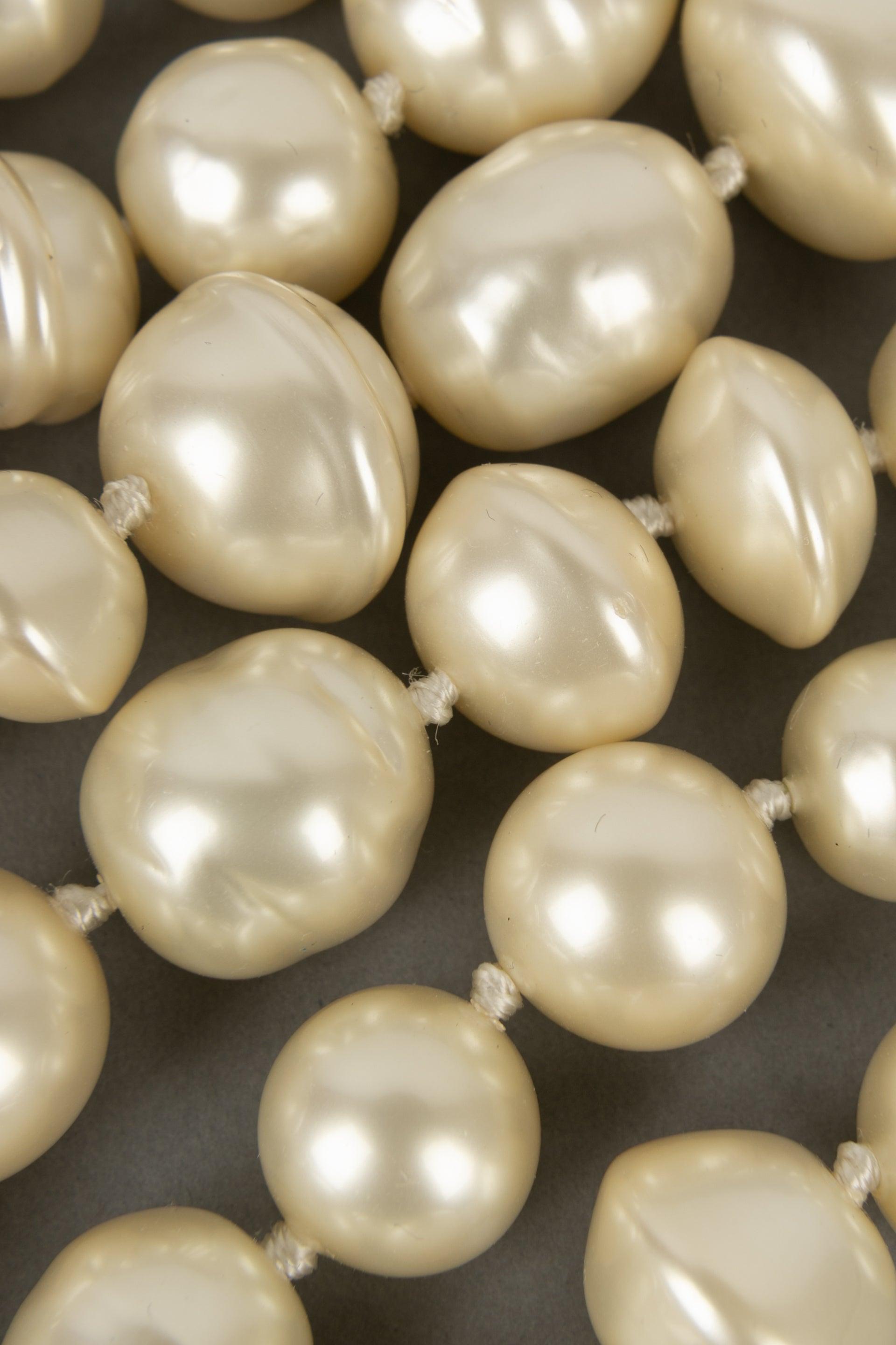 Chanel Collier à trois rangées de perles de costume Pour femmes en vente
