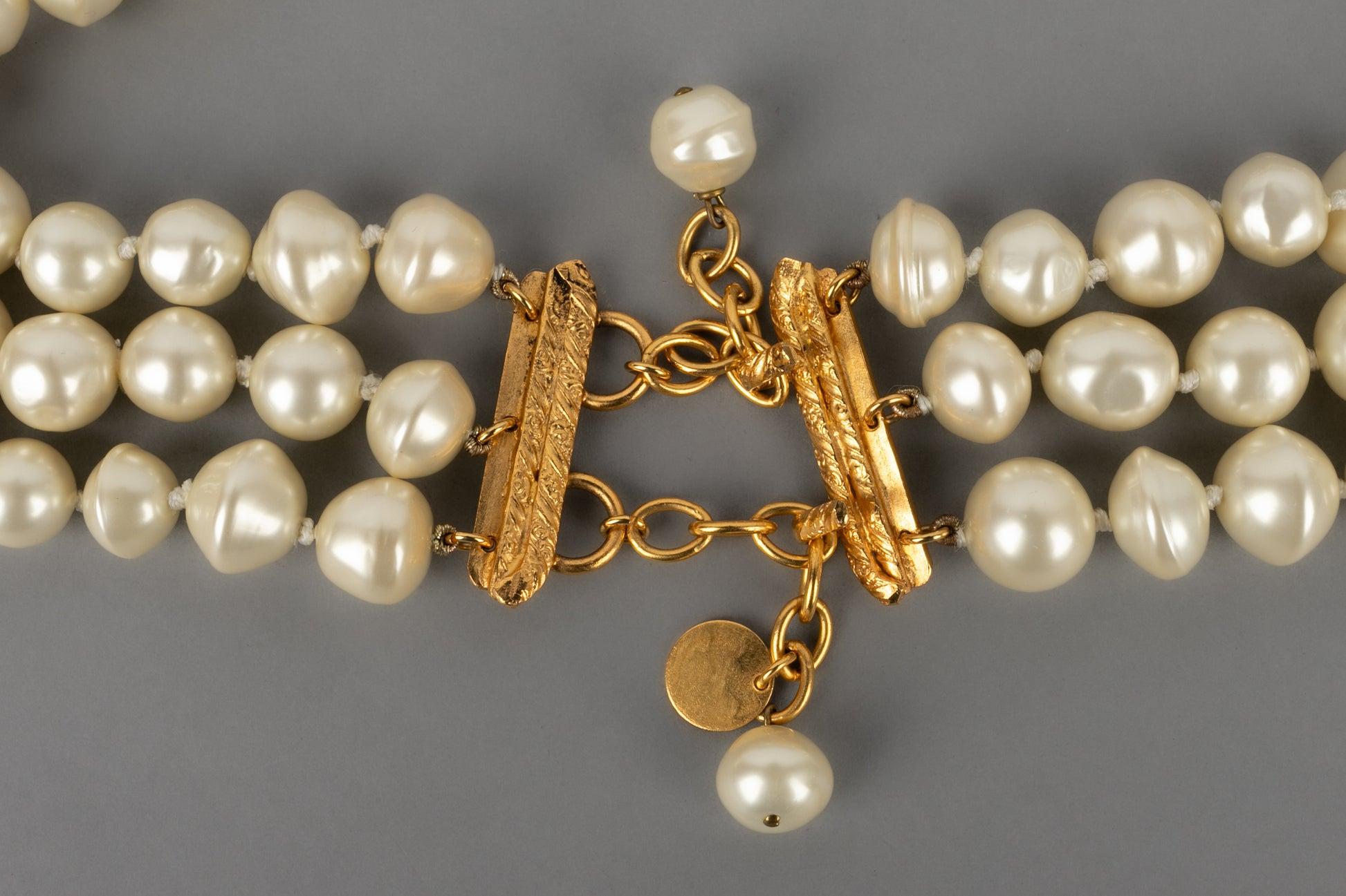 Chanel Collier à trois rangées de perles de costume en vente 3