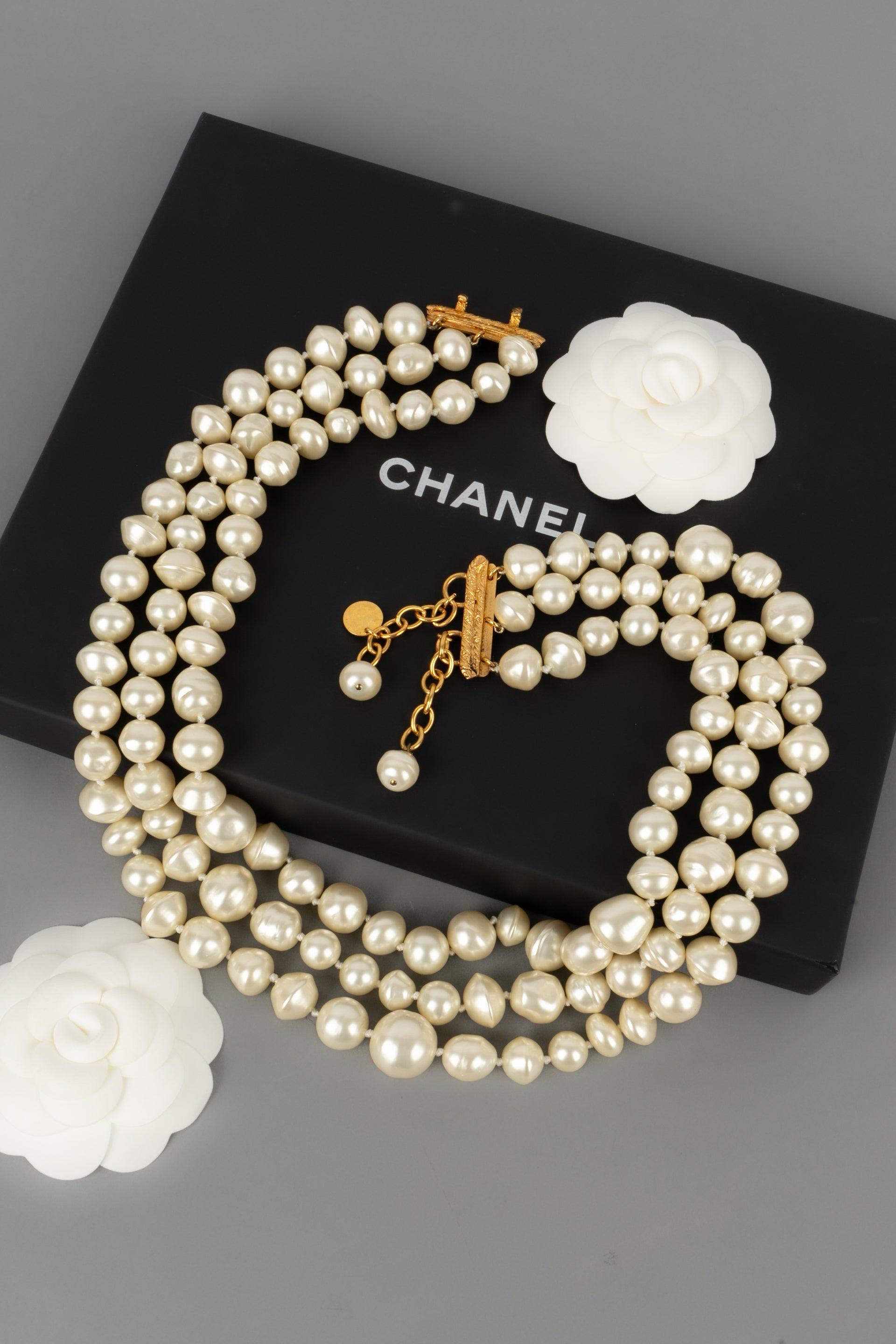 Chanel Dreireihige Halskette mit Kostümperlen im Angebot 4