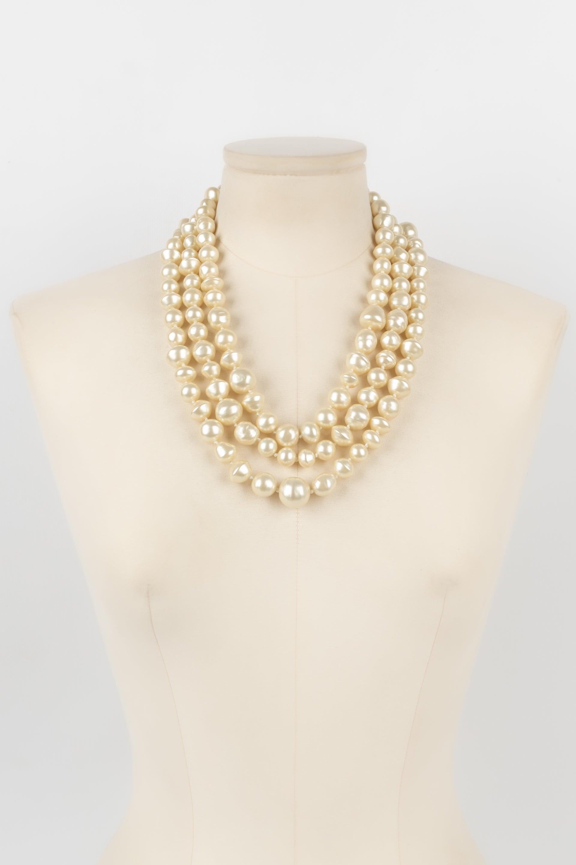 Chanel Collier à trois rangées de perles de costume en vente 5