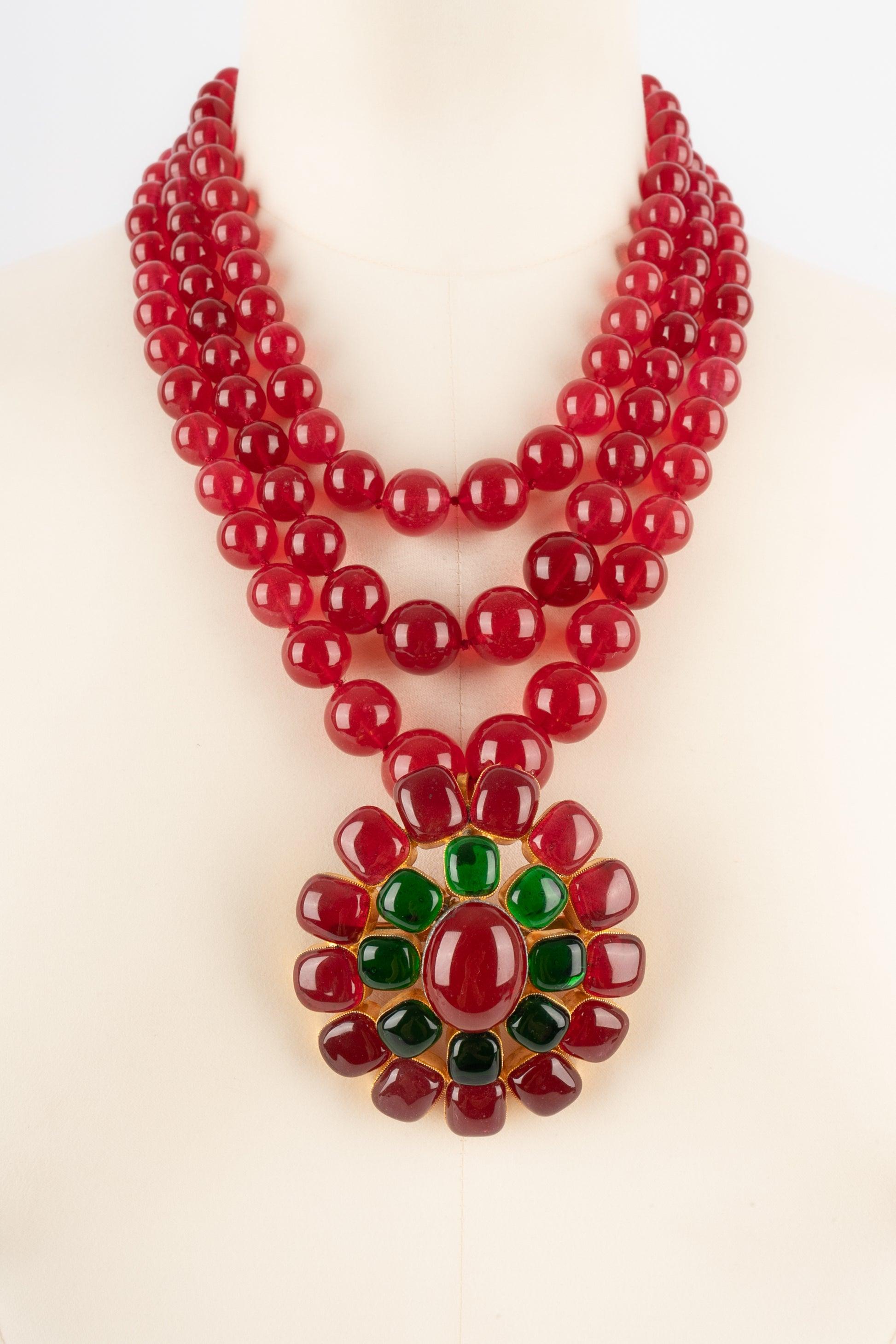 Chanel Three-Row Red Glass Paste Pearl Necklace In Good Condition For Sale In SAINT-OUEN-SUR-SEINE, FR