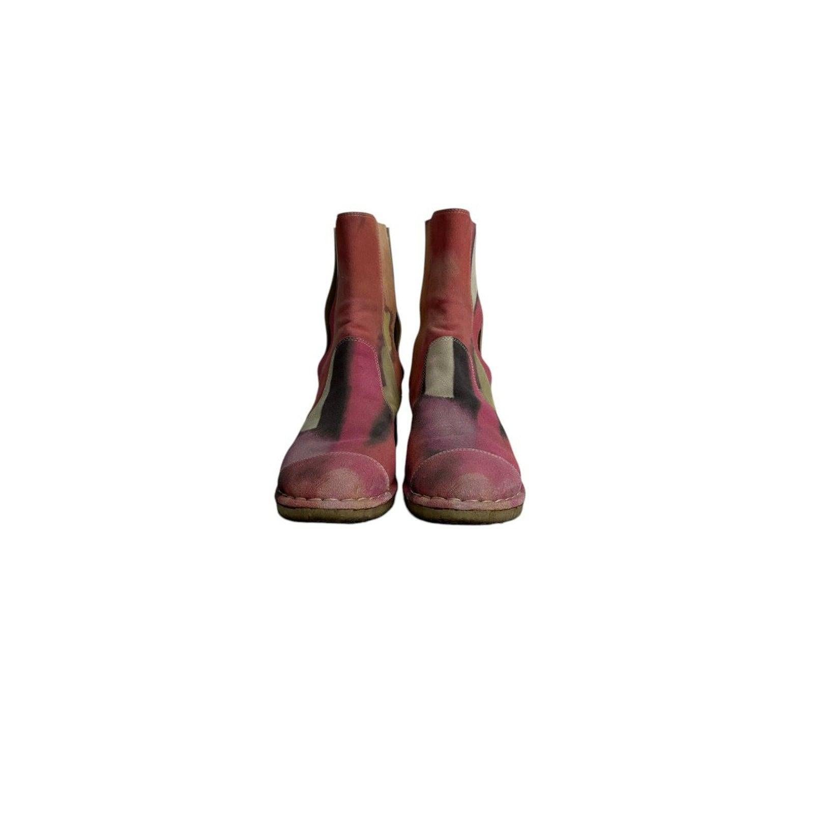 

Authentiques bottines Chanel à motif tie-dye multicolore avec empiècements latéraux élastiques pour un enfilage facile, talon bas pour un confort quotidien et logo de la marque sur le haut de la tige.

Sz.38

Bon état. Défauts visibles sur les