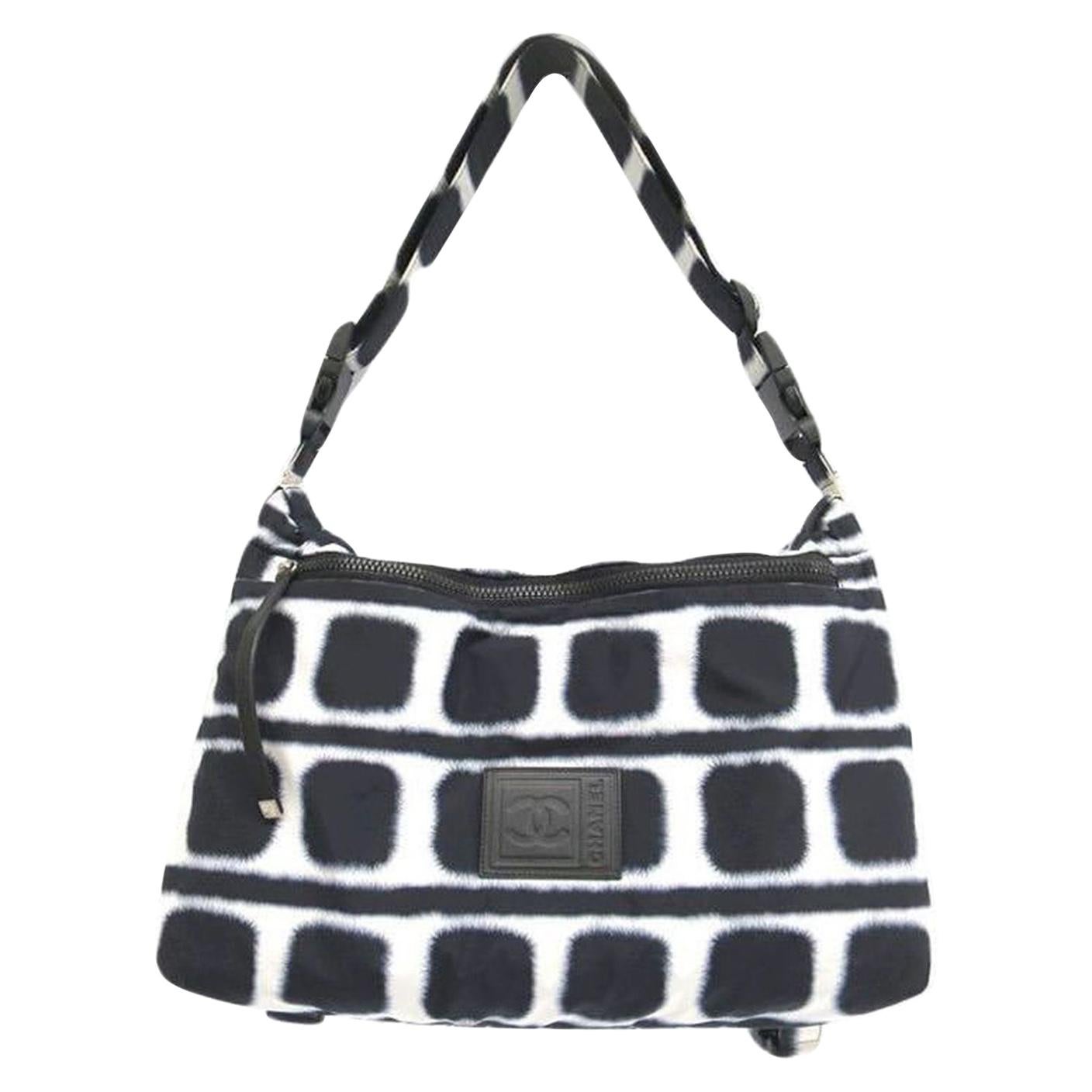 Chanel Vintage Tie Dye Crossbody Waist Bag

black/white
adjustable shoulder strap
logo patch to the front
zip-fastening pocket

Made in Italy