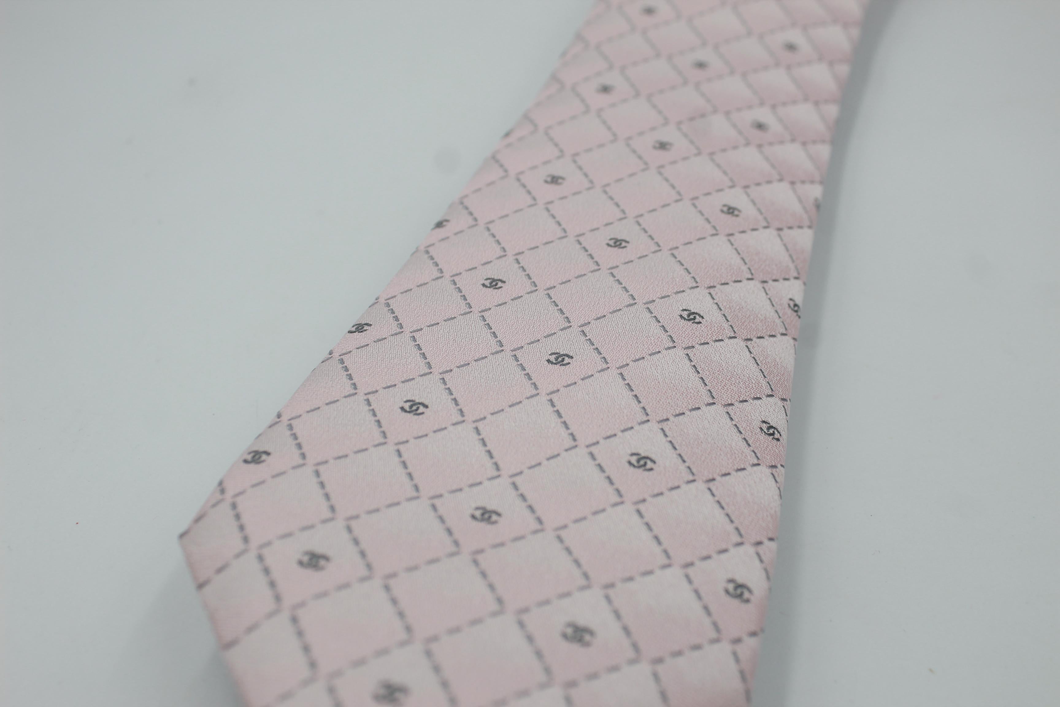 Chanel tie in pink silk.
Very good condition. 