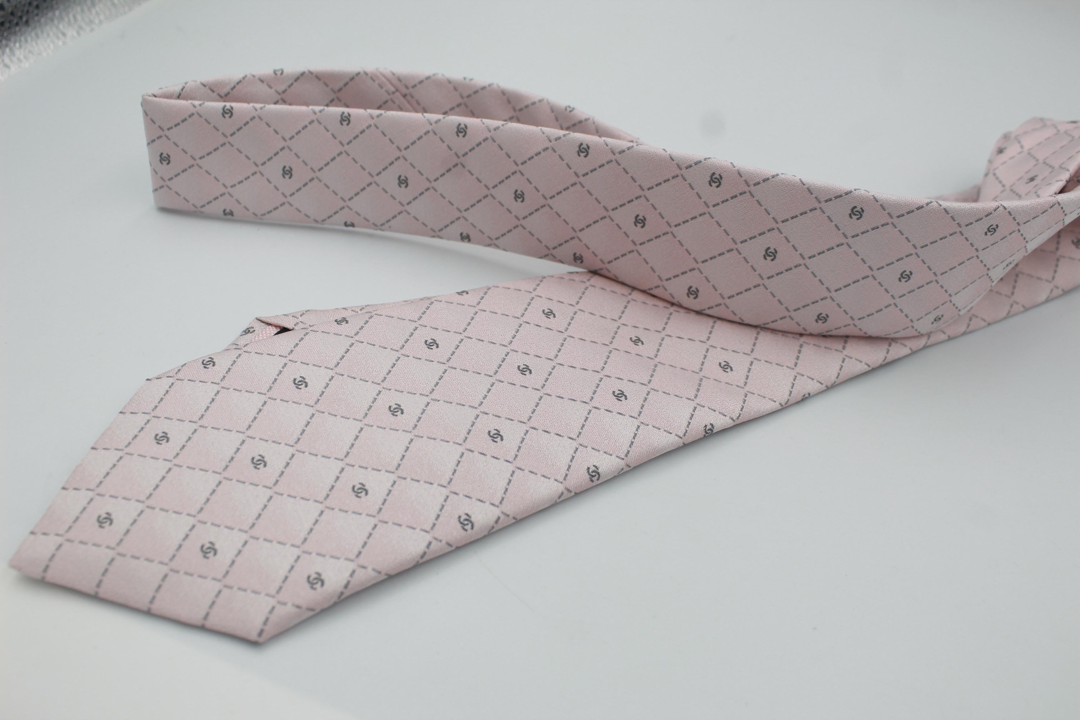 Chanel tie in pink silk. In Excellent Condition For Sale In Paris, FR