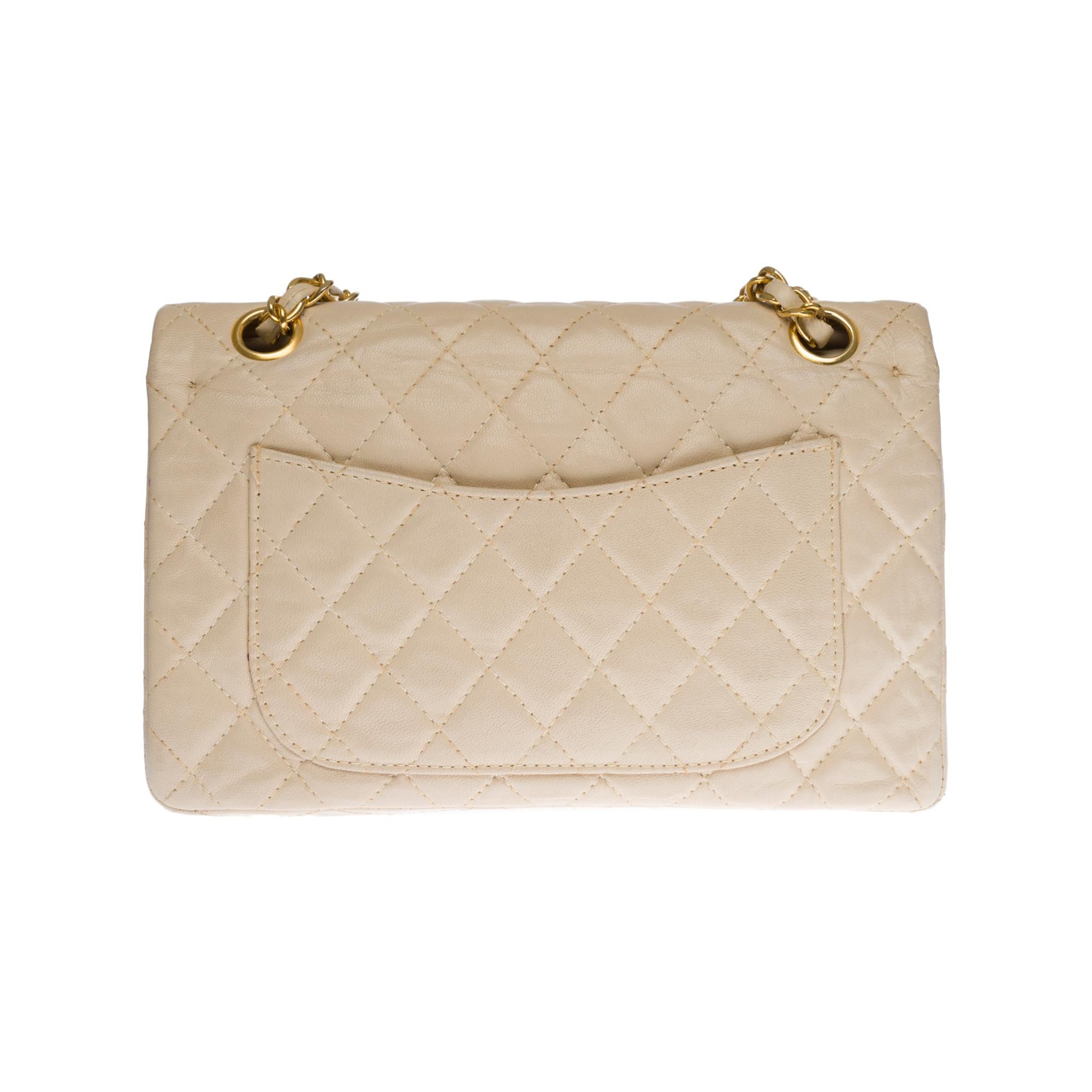 The coveted Chanel Timeless/Classique 22cm shoulder bag double flap in beige quilted lambskin leather, gold metal hardware, a golden metal chain handle intertwined with beige leather allowing a hand or shoulder support
Closure with gold metal flap
A