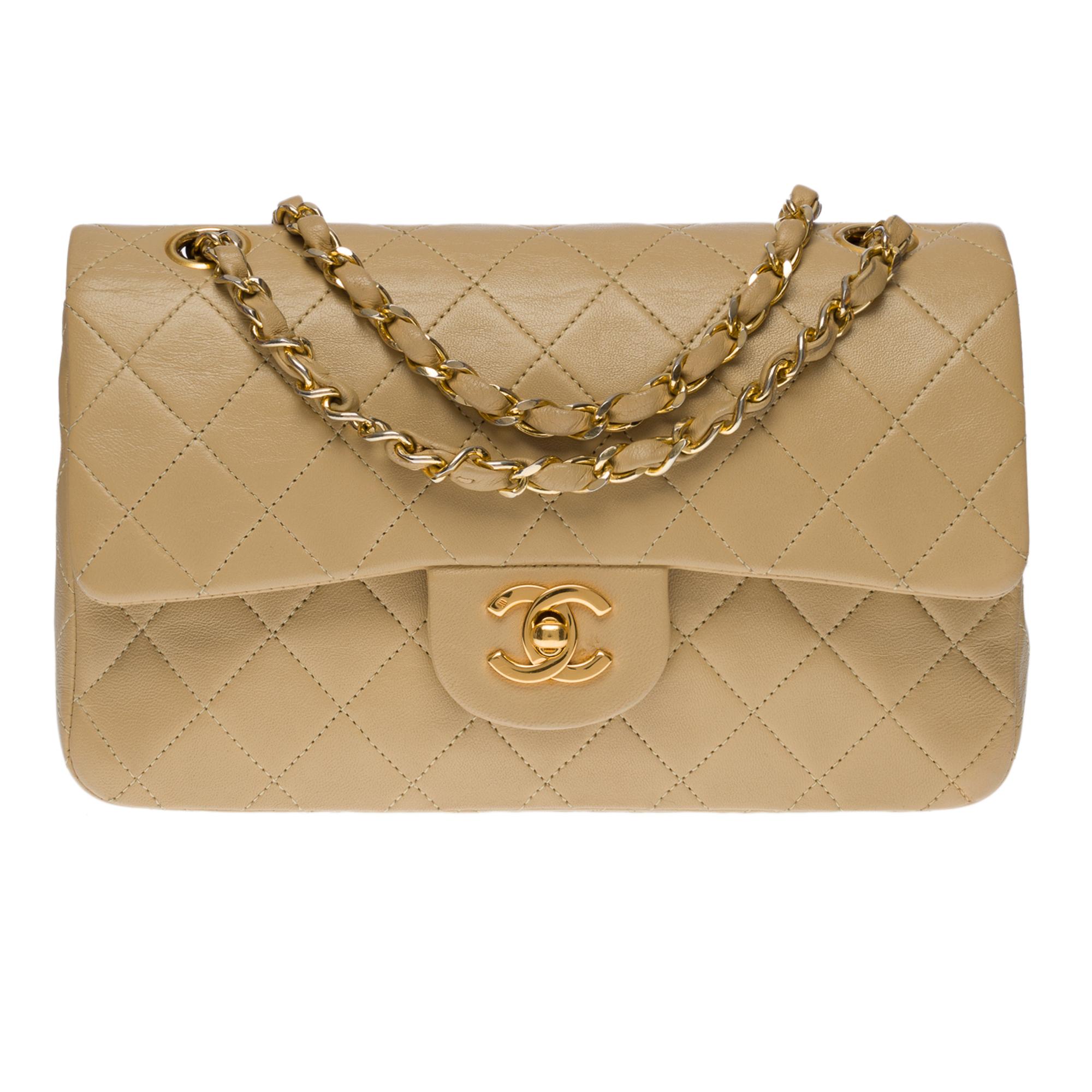 The coveted Chanel Timeless 23 cm bag with double flap in beige quilted leather, gold-tone hardware, a gold-tone metal chain handle interlaced with beige leather for shoulder and shoulder strap
Backpack pocket
Flap closure, gold CC logo clasp
Double