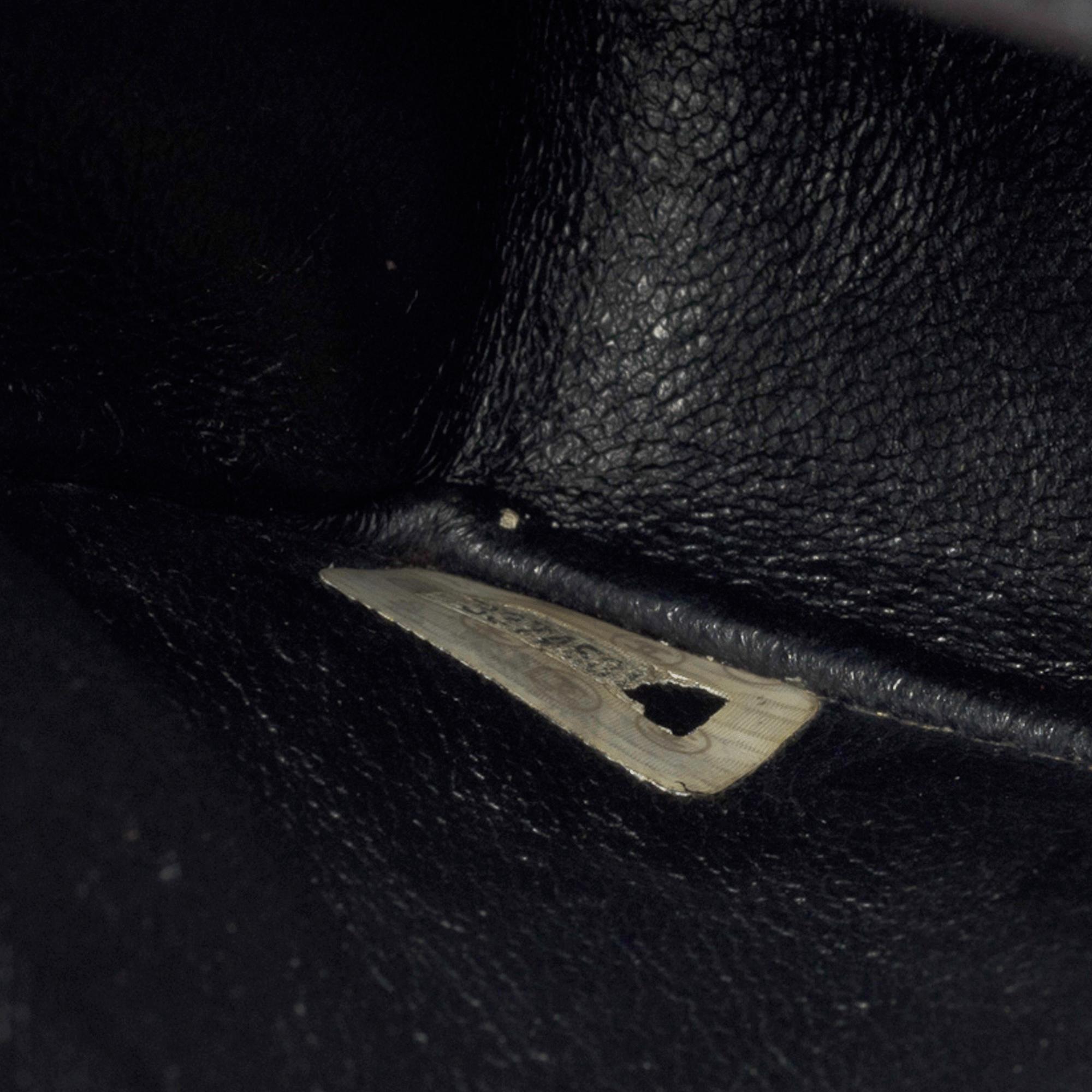 Bolso Chanel Timeless 23 de doble solapa en piel de caviar acolchada negra, GHW 2