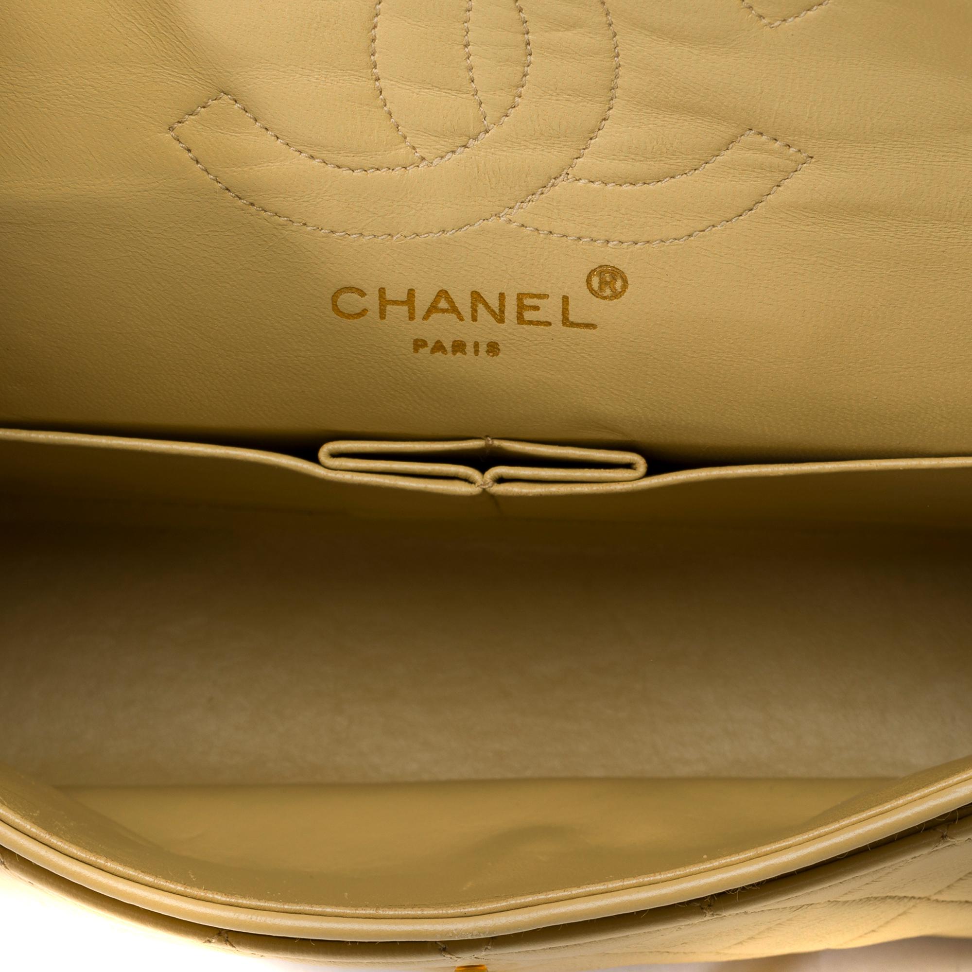 Chanel Timeless 23cm Umhängetasche mit doppelter Klappe aus beigem gestepptem Lammfell, GHW im Angebot 4