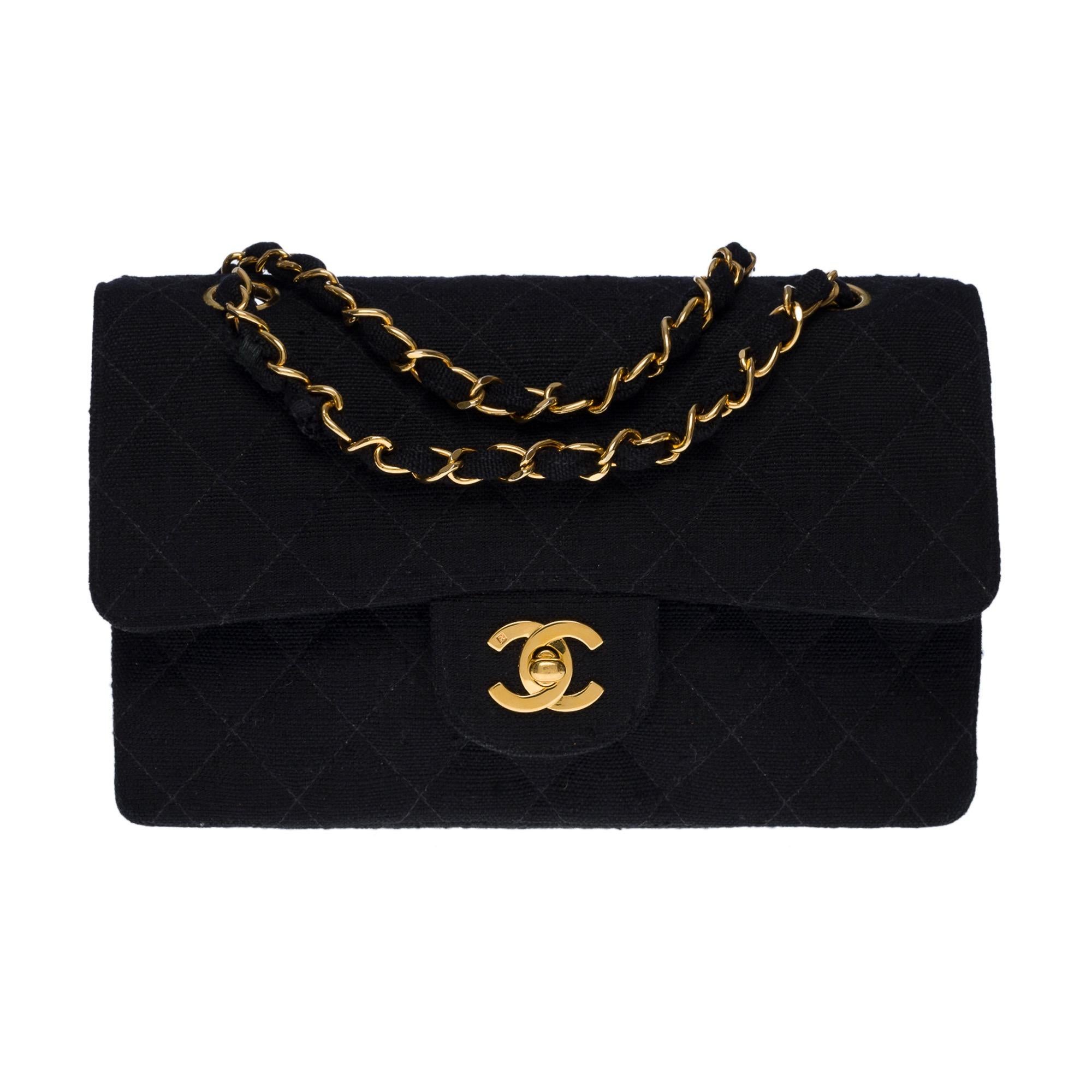 The coveted Chanel Timeless 23 cm bag with double flap in black linen, gold-plated metal hardware, a gold-plated metal chain handle interlaced with black linen for a shoulder and shoulder strap
Backpack pocket
Flap closure, gold CC signature