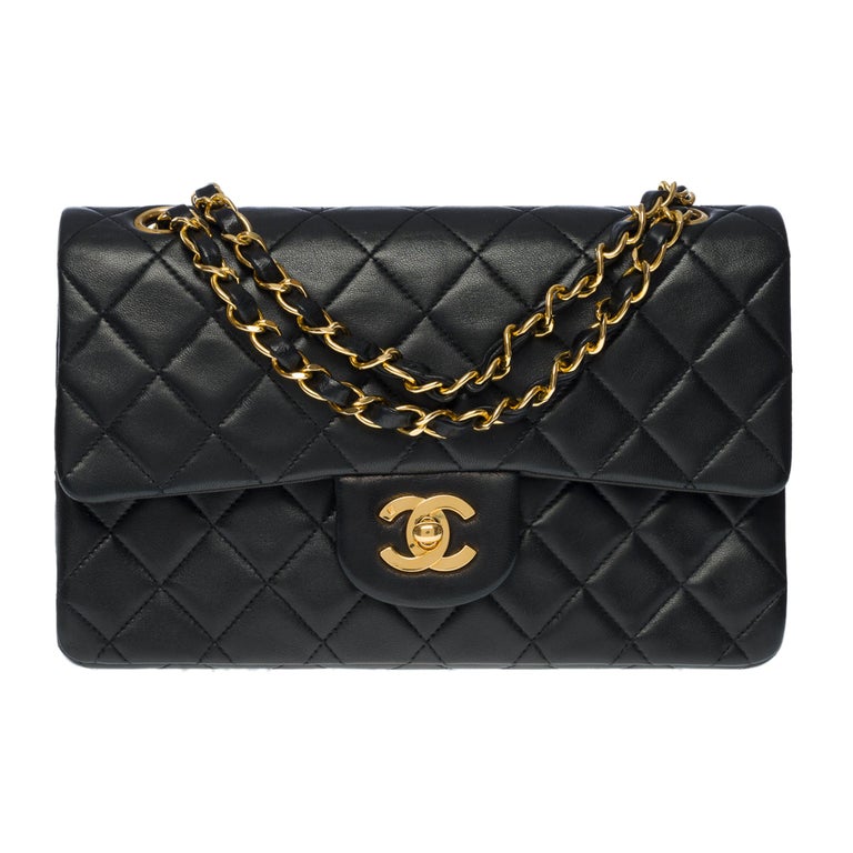Chanel Timeless Bolso de hombro con doble solapa de 23 cm en piel de  cordero acolchada negra, GHW en venta en 1stDibs