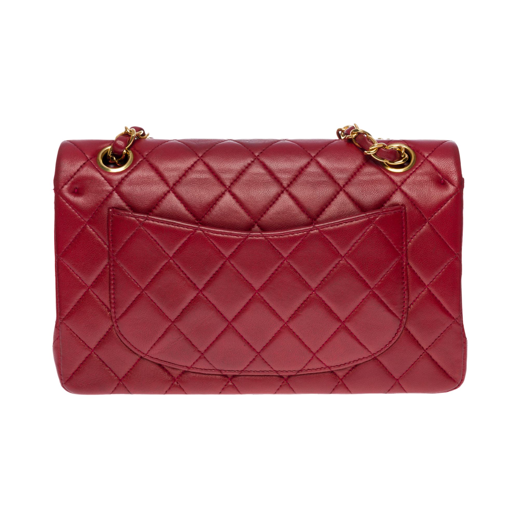 The coveted Chanel Timeless 23 cm double flap shoulder bag in garnet red quilted leather, gold metal hardware, gold metal chain interwoven with red leather for a shoulder and crossbody

Backpack pocket
Flap closure, gold-tone CC clasp
Double