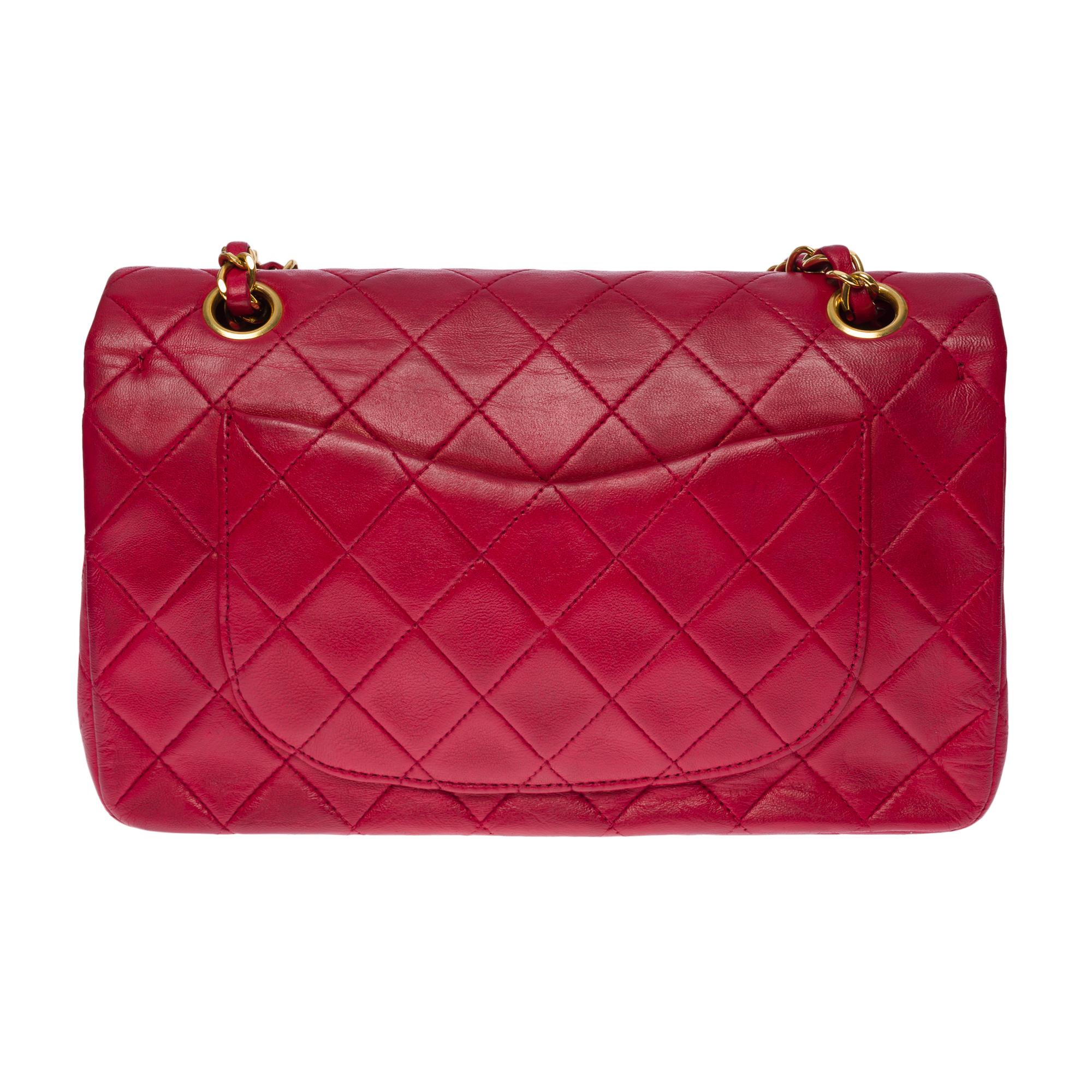 The coveted Chanel Timeless 23 cm double flap shoulder bag in garnet red quilted leather, gold metal hardware, gold metal chain interwoven with red leather for a shoulder and crossbody

Backpack pocket
Flap closure, gold-tone CC clasp
Double