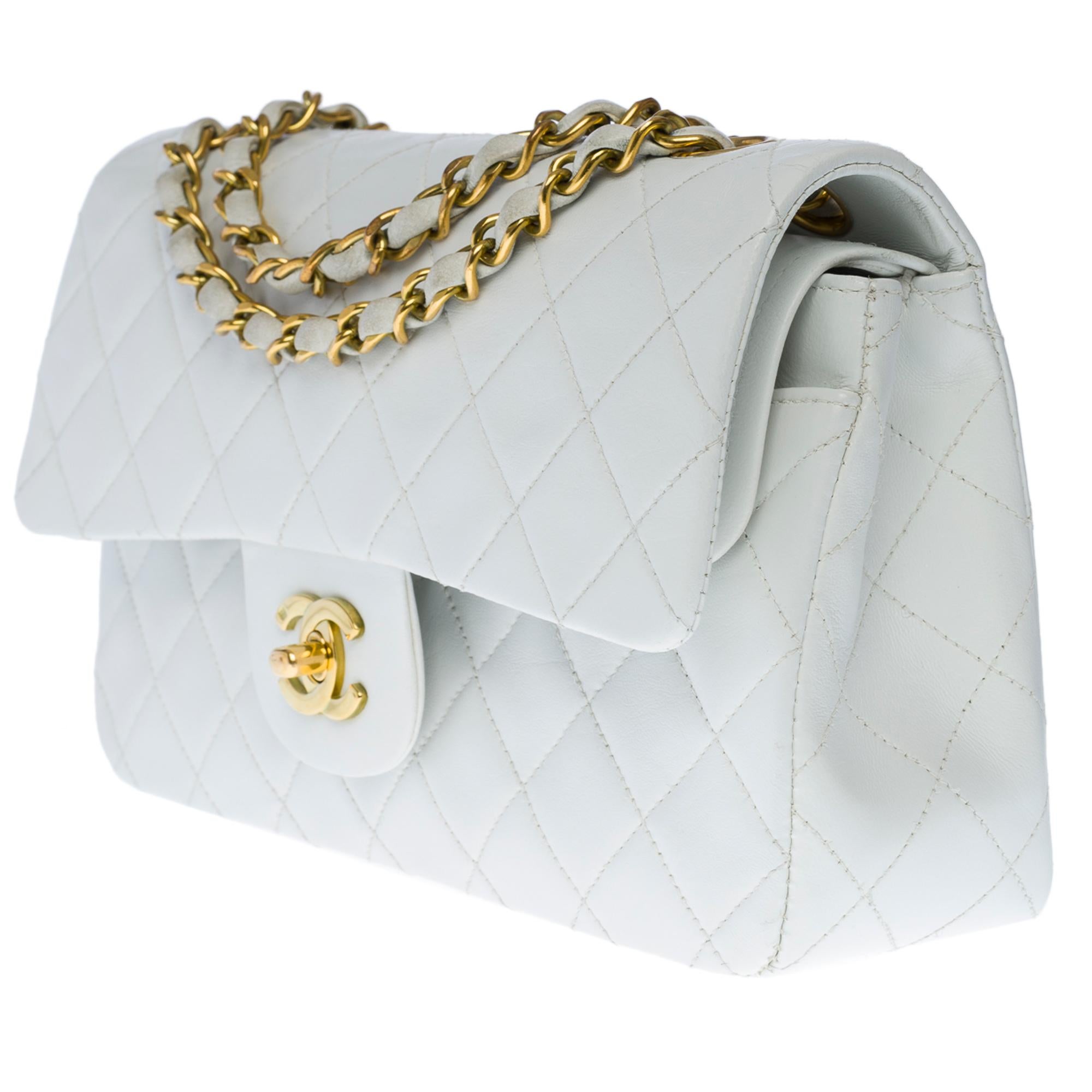 Chanel Timeless 23cm double flap Shoulder bag in White quilted lambskin, GHW In Good Condition In Paris, IDF