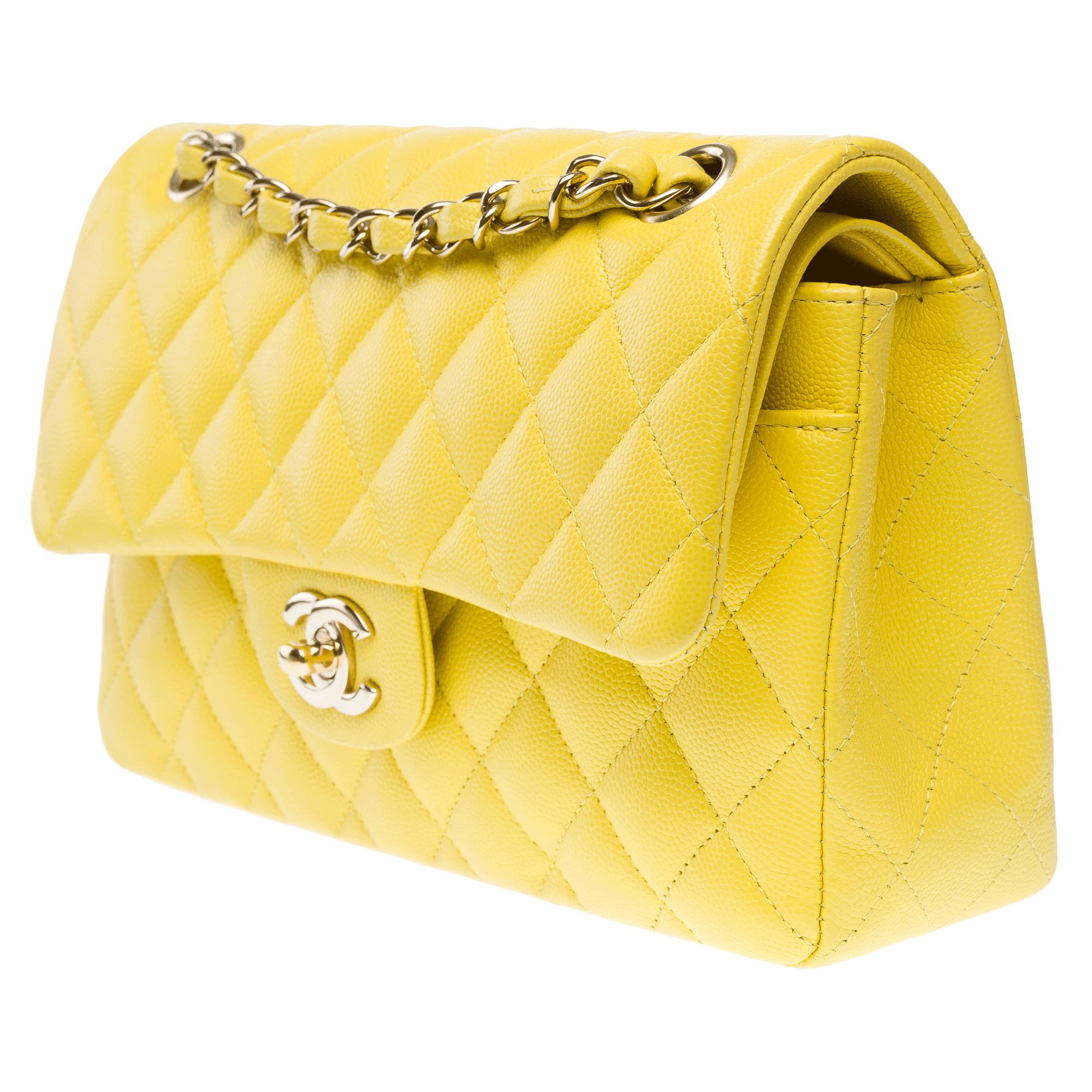 Chanel Timeless Bolso de hombro de 23 cm en piel de caviar acolchada amarilla , CHW en Excelente estado para la venta en Paris, IDF