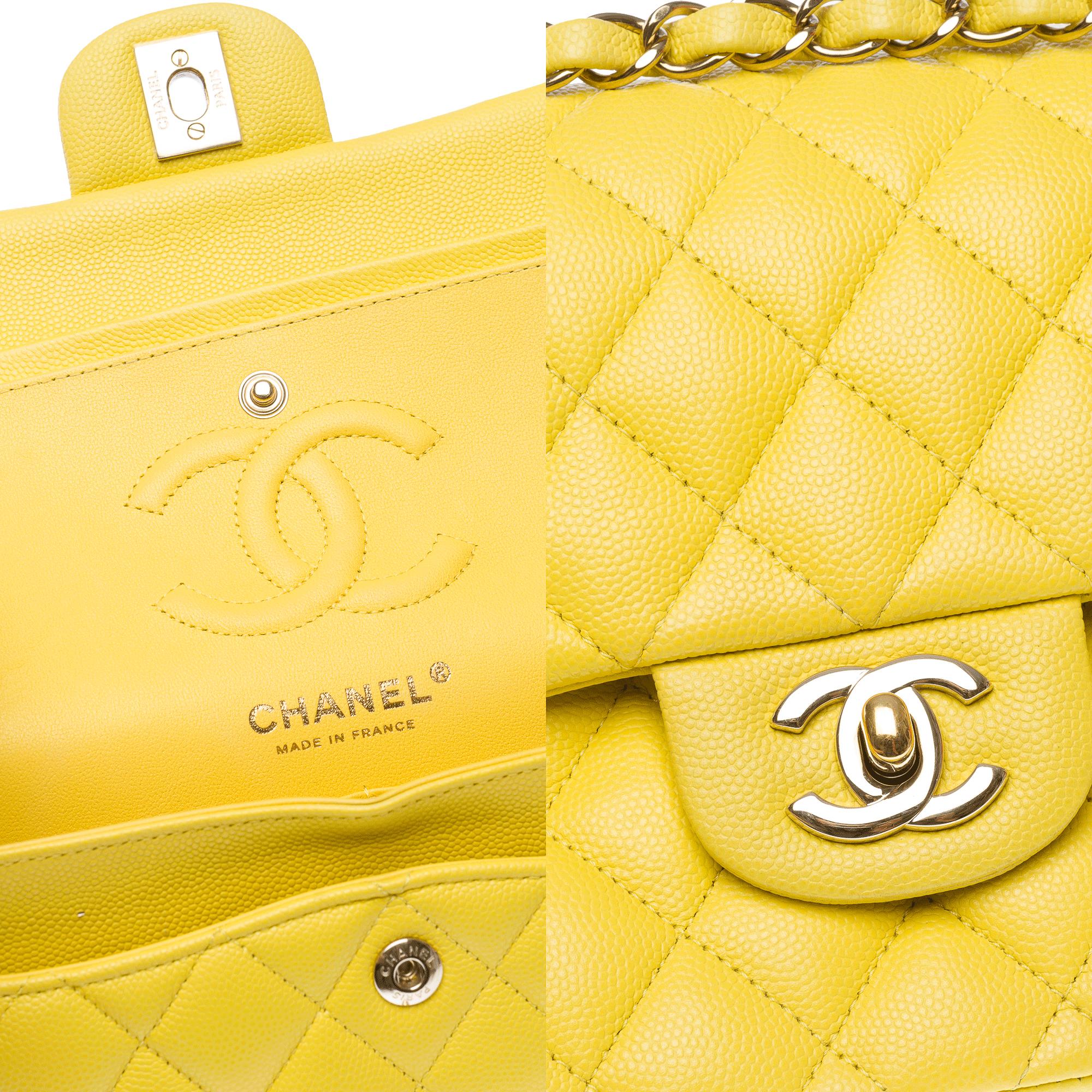 Chanel Timeless Bolso de hombro de 23 cm en piel de caviar acolchada amarilla , CHW en venta 1
