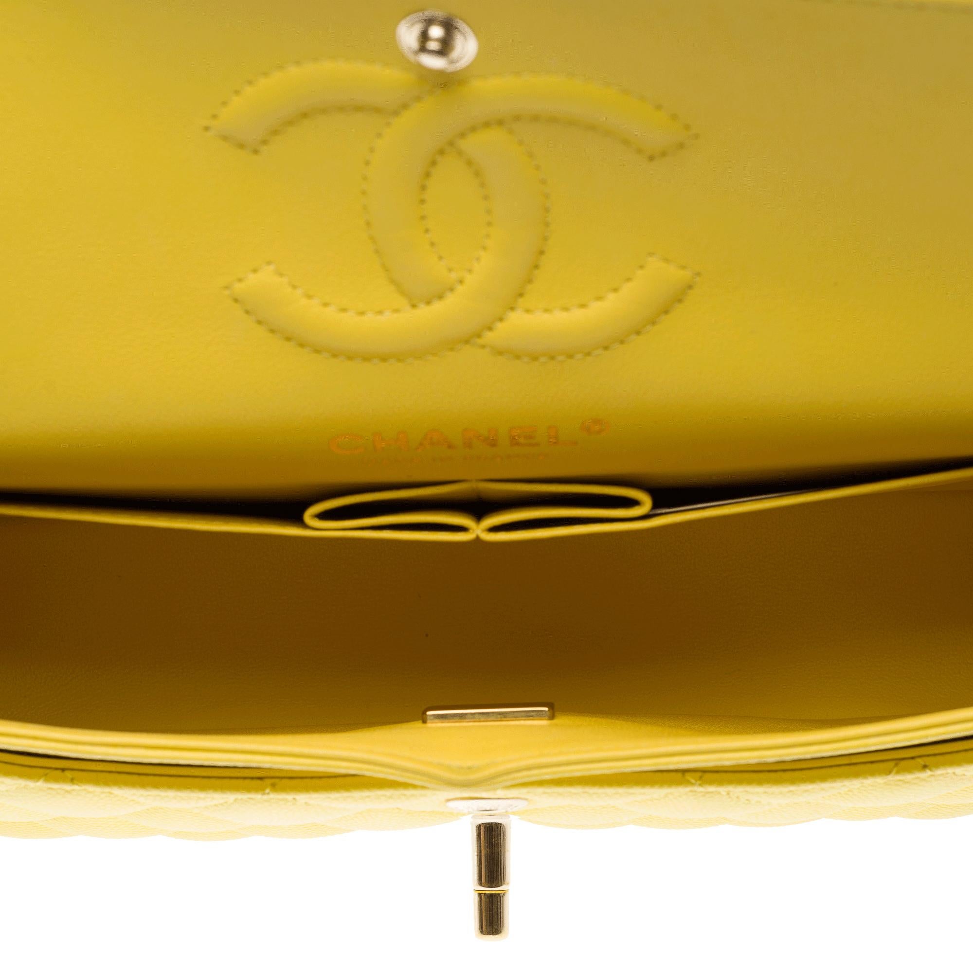 Chanel Timeless Bolso de hombro de 23 cm en piel de caviar acolchada amarilla , CHW en venta 3