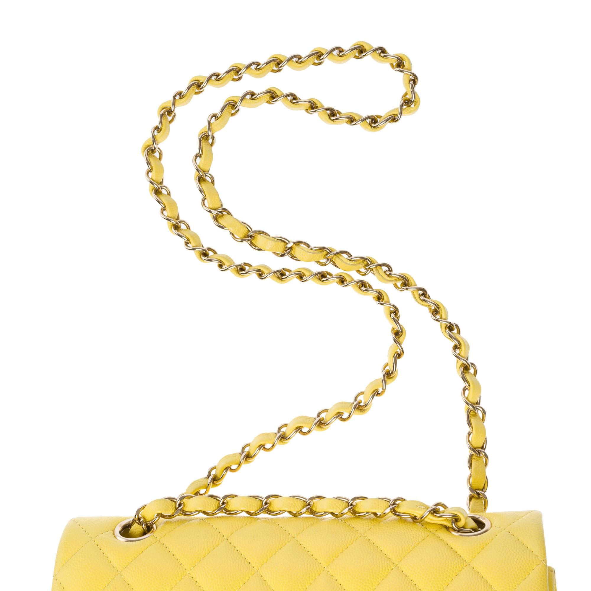 Chanel Timeless Bolso de hombro de 23 cm en piel de caviar acolchada amarilla , CHW en venta 4