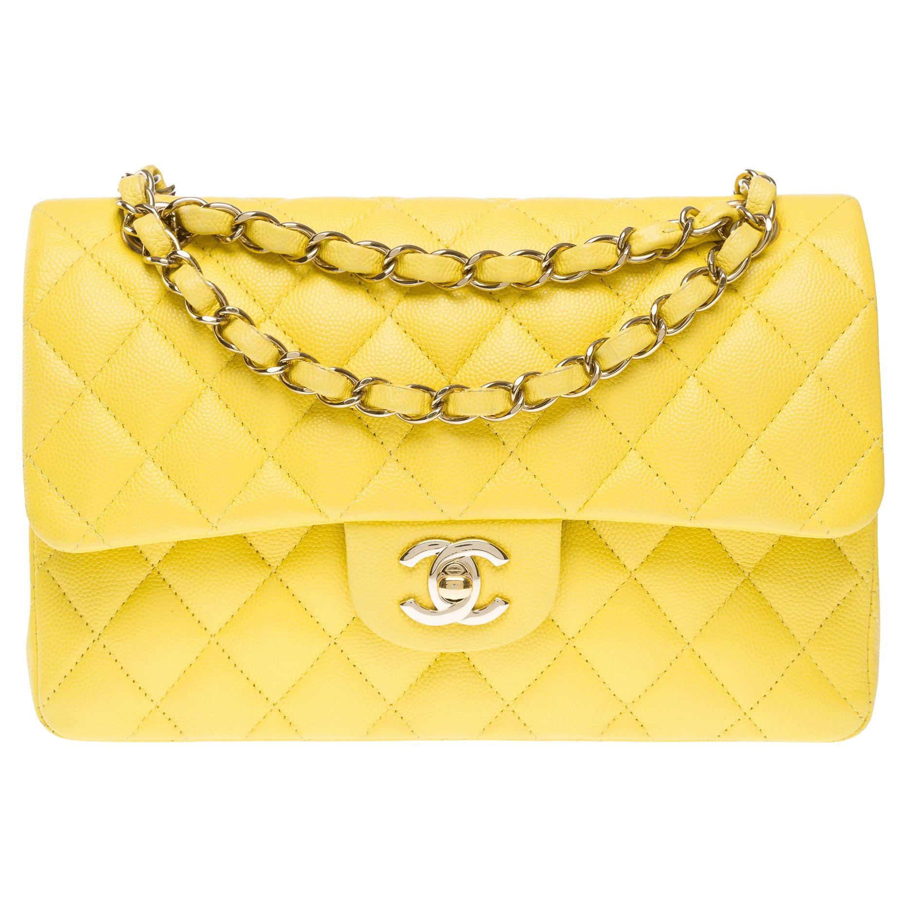 Chanel Timeless Bolso de hombro de 23 cm en piel de caviar acolchada amarilla , CHW en venta