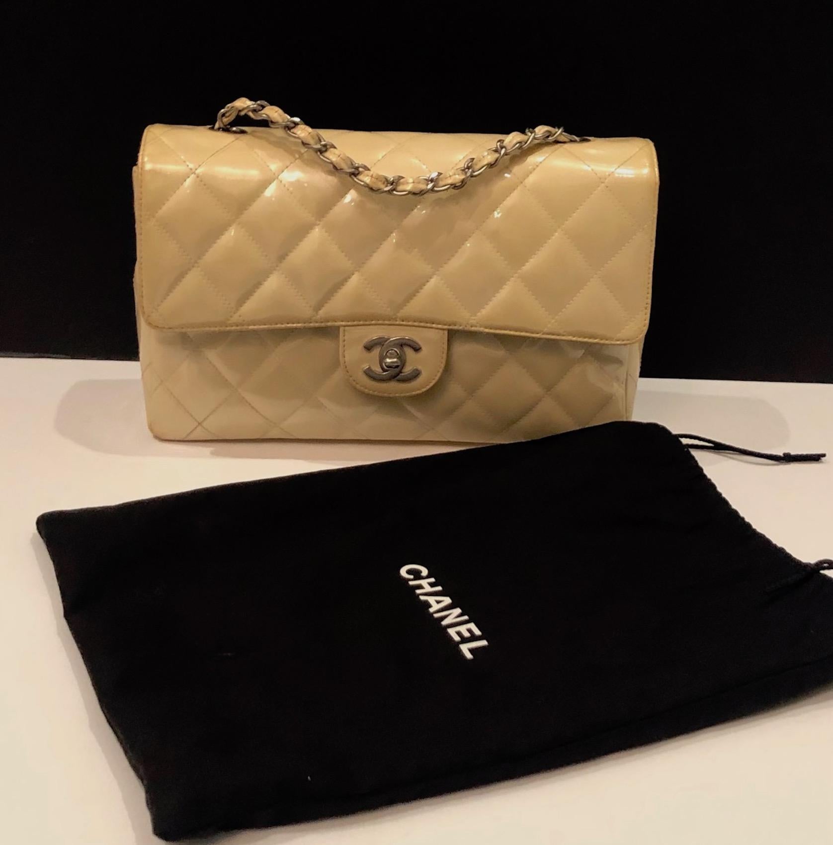 CHANEL Timeless 2.55 Flap Bag Patent Leather Cream Circa 2000
This new millenium 2000 Chanel 25 classic timeless single flap bag is handcrafted from patent leather in cream colour with mat chrome hardware stamped Chanel. CC turn lock with a half